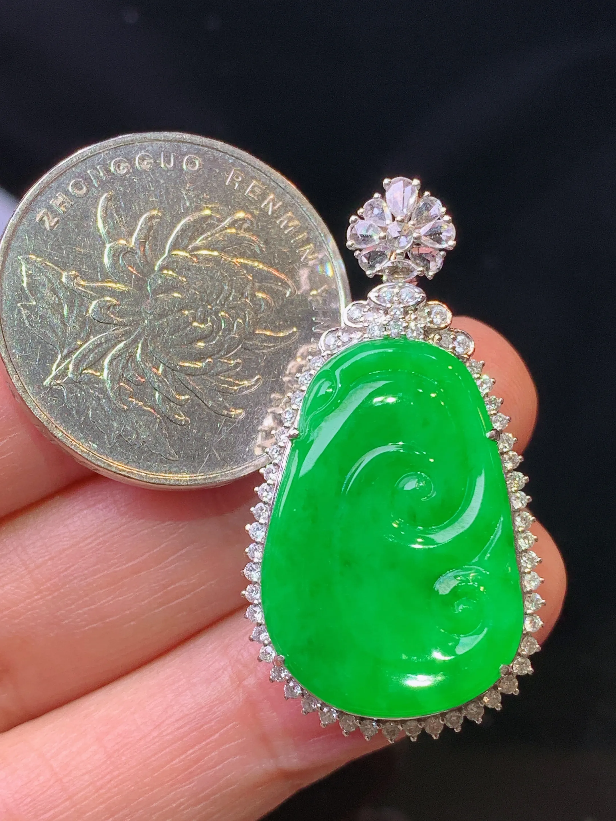 18金钻镶嵌满绿如意吊坠 玉质细腻 色泽清新艳丽 整体尺寸37.2*19.7*10