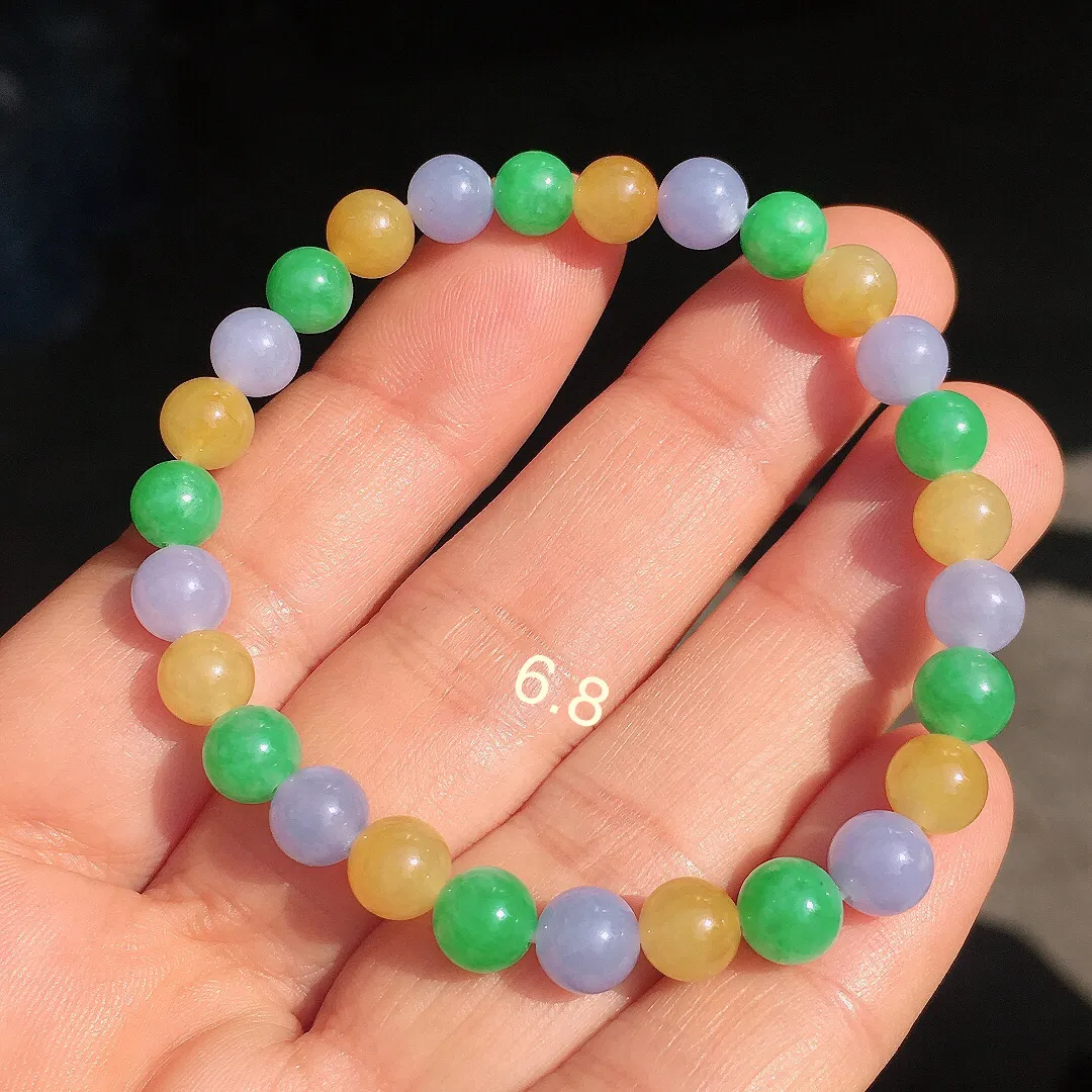 多宝手串，色泽均匀艳丽，玉质细腻，荧光感超
强，饱满圆润，尽显优雅气质，