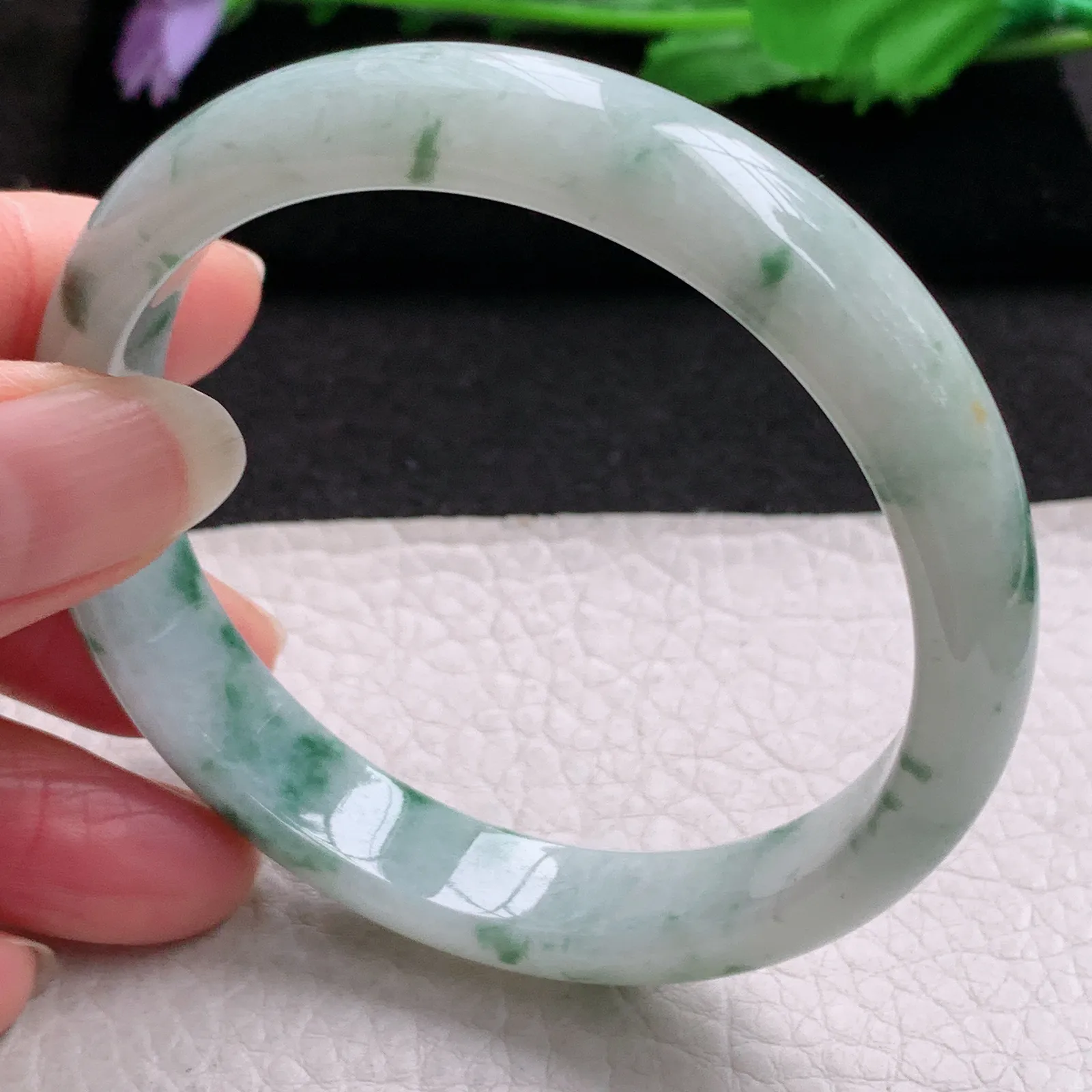 js实拍58*11.2*7平安镯 缅甸翡翠a货精美飘花宽边玉手镯 玉手环