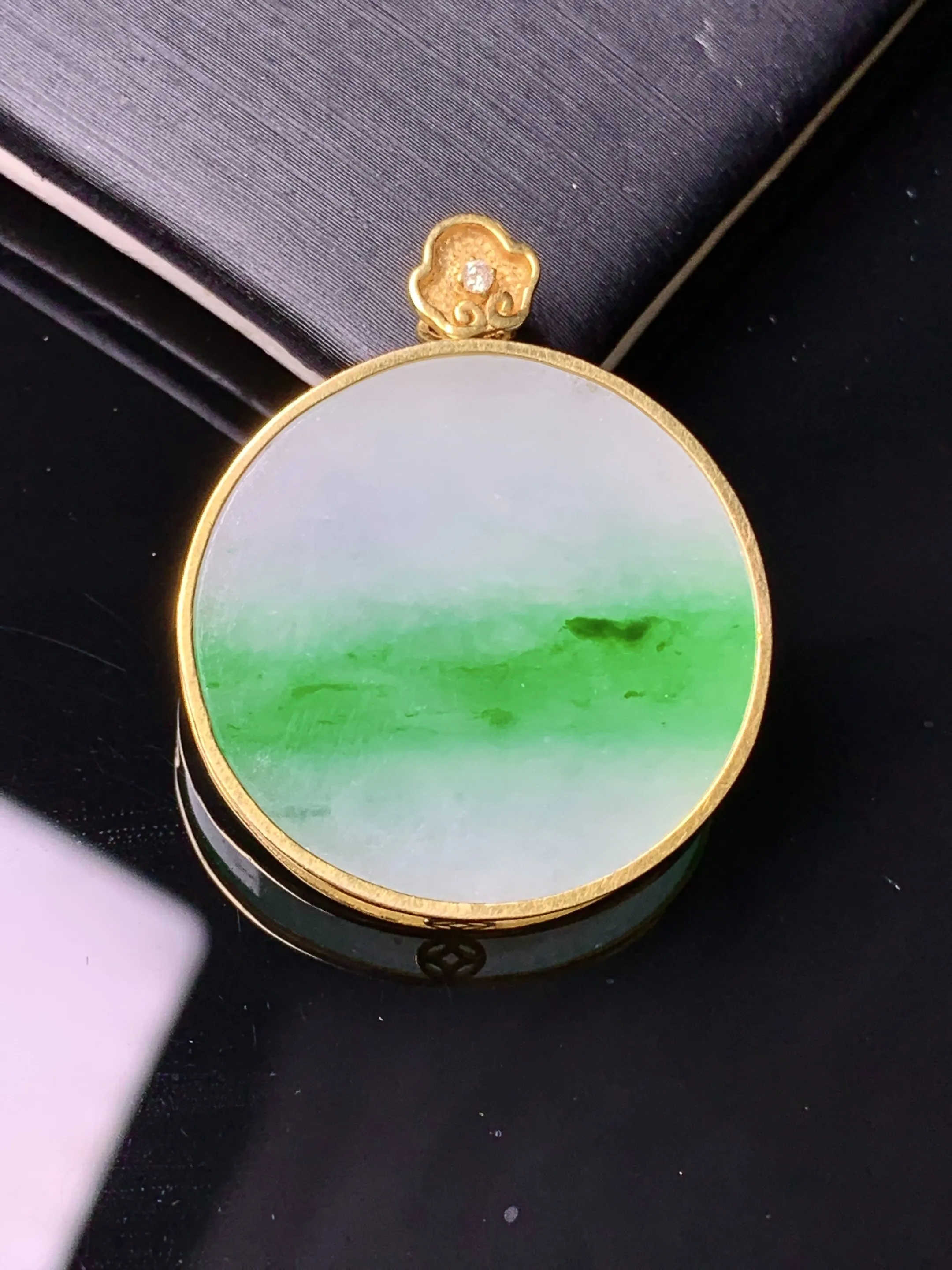 18金镶嵌飘绿圆牌吊坠 玉质细腻 色泽清新艳丽 整体尺寸31*25.3*3.6
