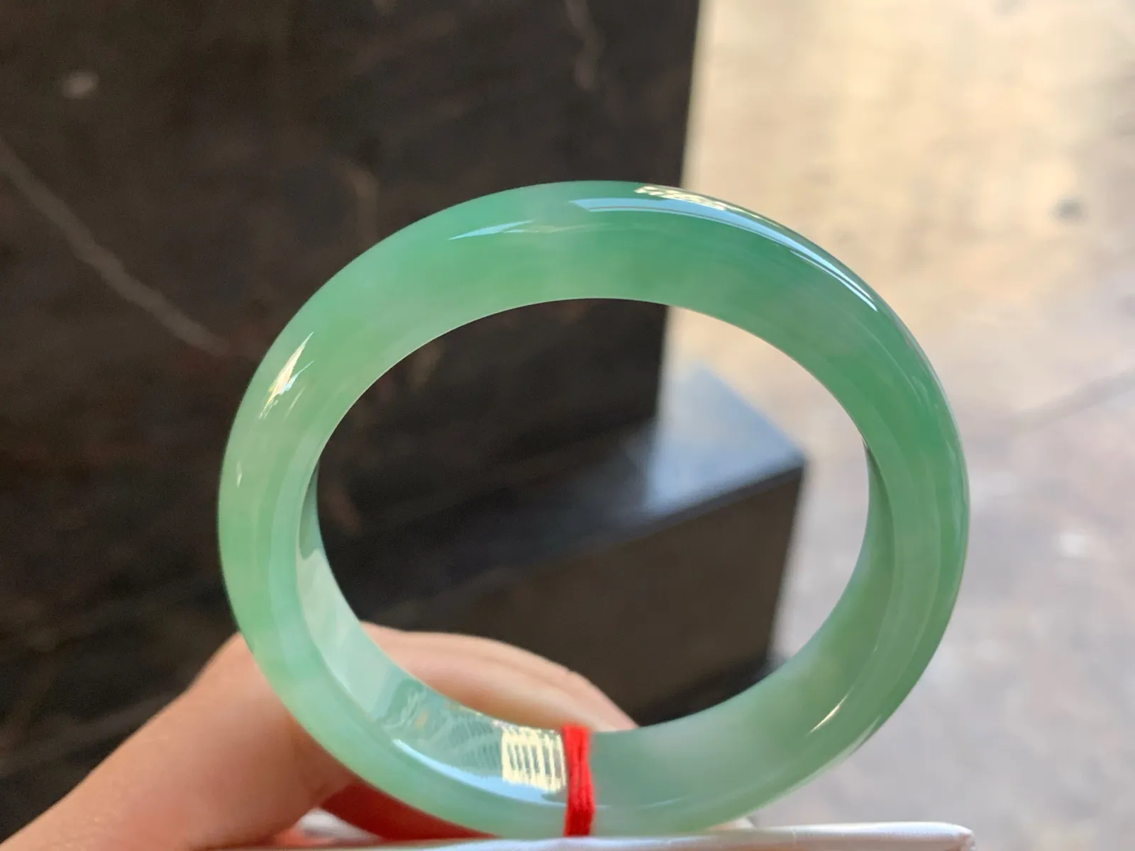 52-12.6-8

晴绿手镯^_^玉质温润 细腻