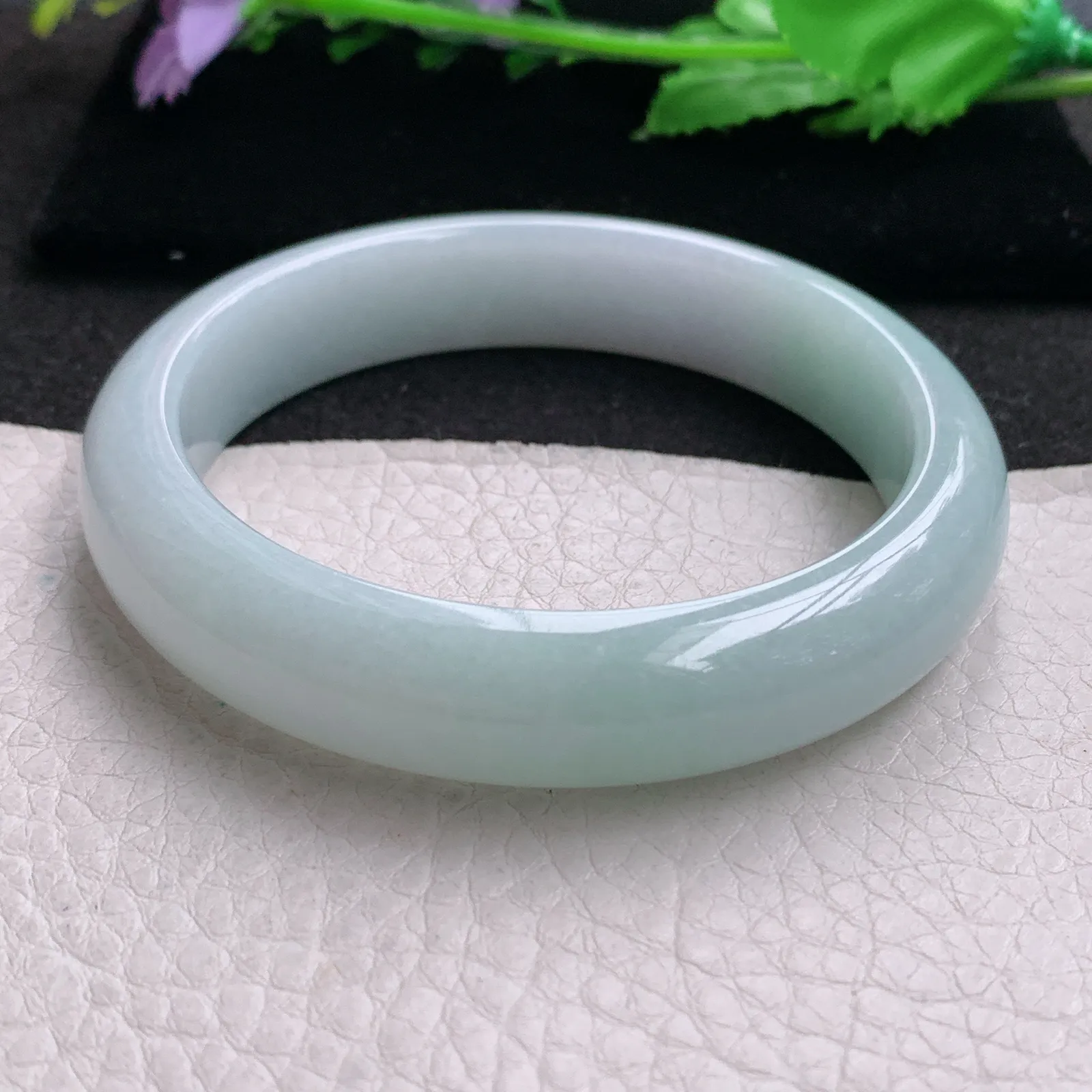 js实拍59*13.5*8.6平安镯 缅甸翡翠a货精美浅绿水润宽边玉手镯 玉手环