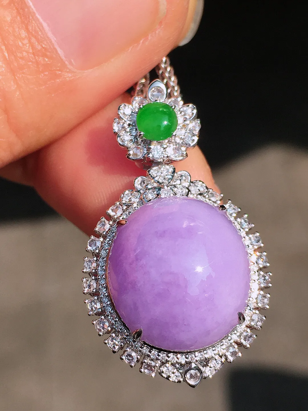 紫罗兰蛋面吊坠，色泽均匀艳丽，玉质细腻，荧光感超
强，饱满圆润，尽显优雅气质，18k
金豪华镶嵌