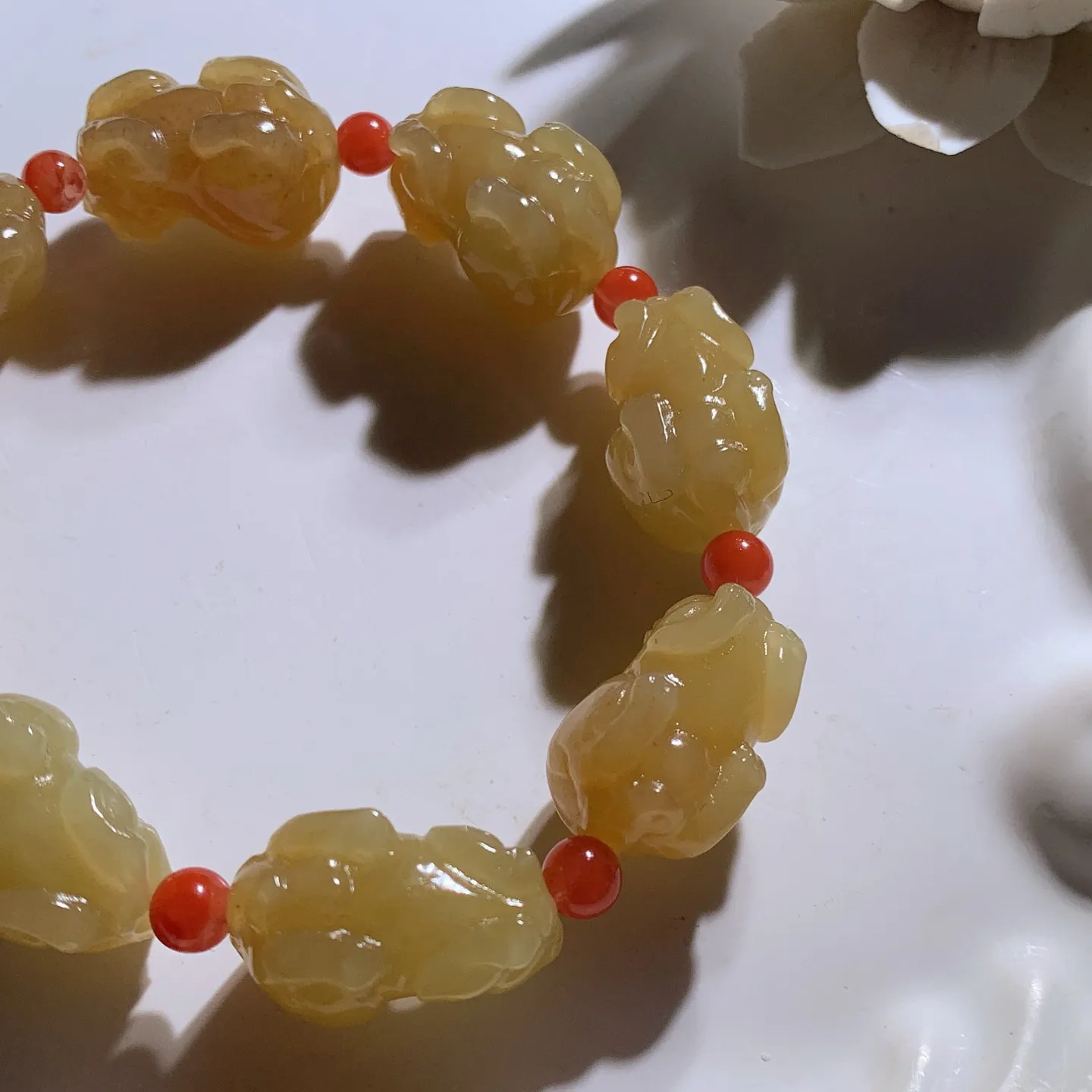 新疆和田玉且末糖招财进宝貔貅手串 单颗尺寸20/14/14重45克 无裂无杂 玉质细腻油润 底色纯净 脂粉好，品质好。lt260124