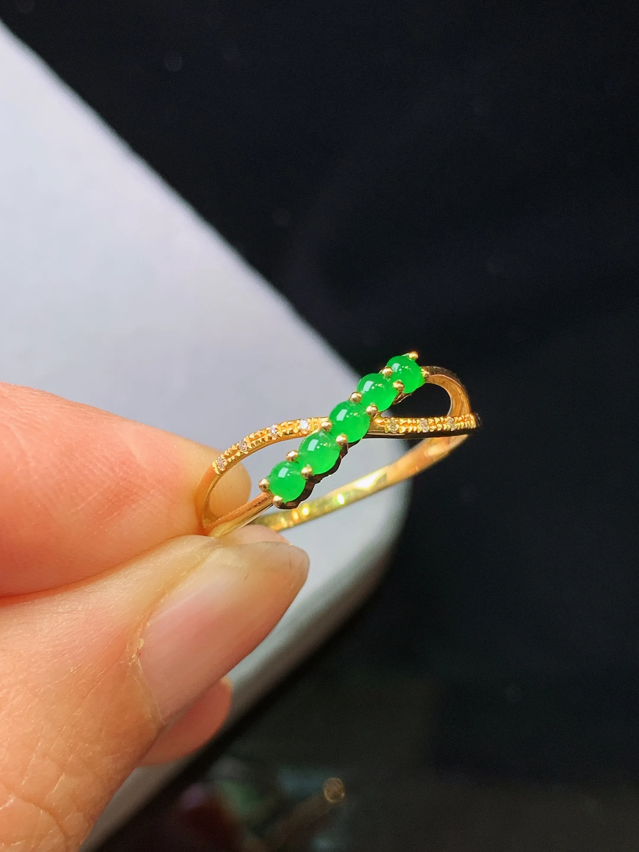 18金钻镶嵌满绿蛋面戒指吊坠 玉质细腻 色泽清新艳丽 整体尺寸2.2