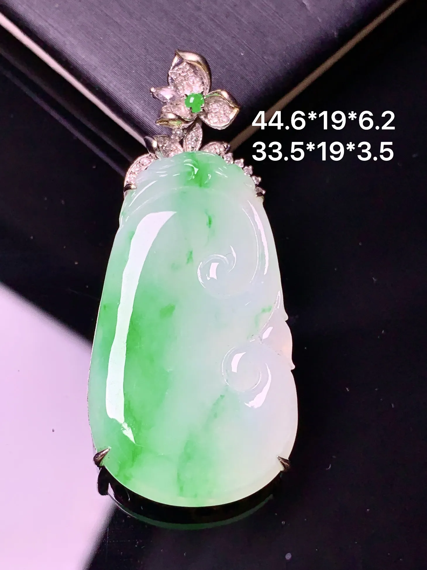 18金钻镶嵌飘绿如意吊坠 玉质细腻 色泽清新艳丽 整体尺寸44.6*19*6.2