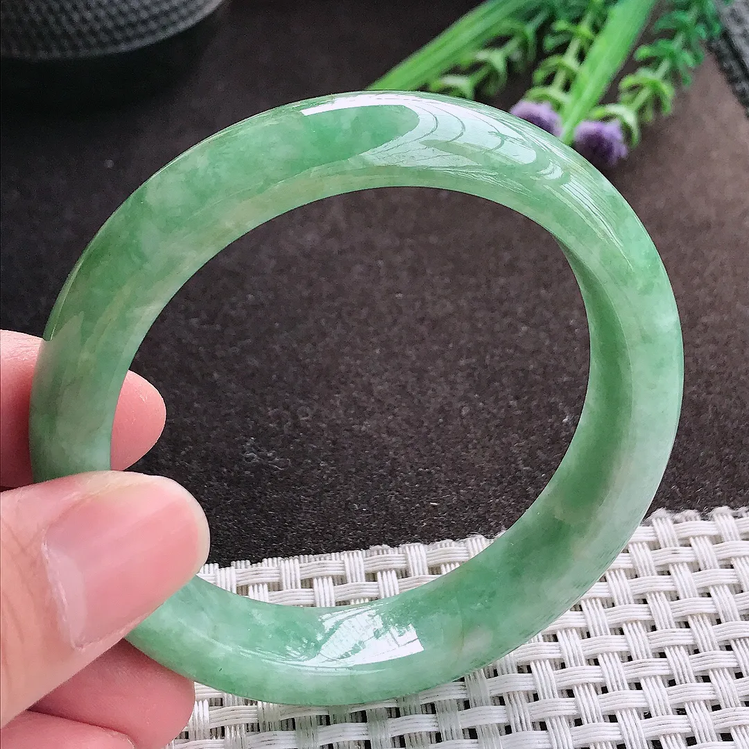 实拍A货翡翠56/13.7/8.2老坑精美满绿手镯宽边玉镯子