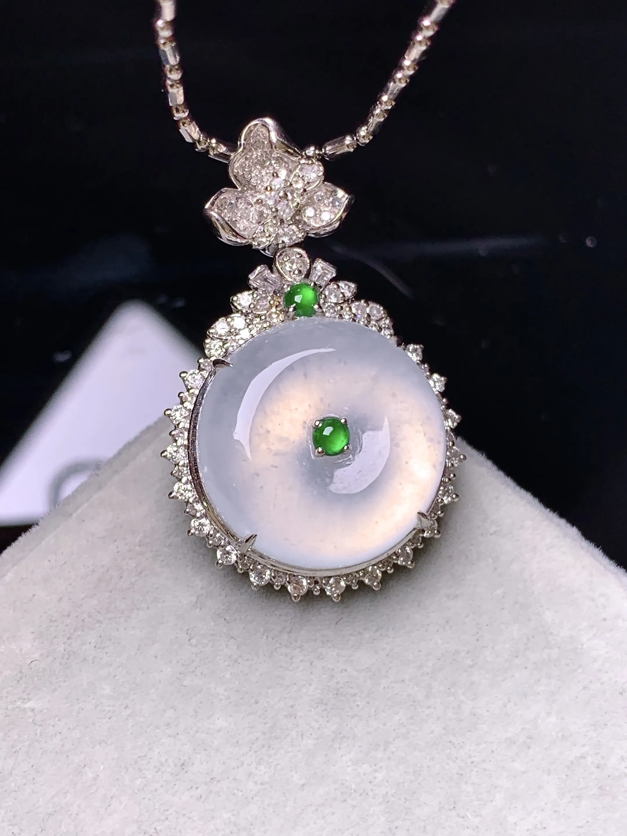 18金钻镶嵌冰种平安扣吊坠 玉质细腻 色泽清新艳丽 整体尺寸28.2*18.5*8.2