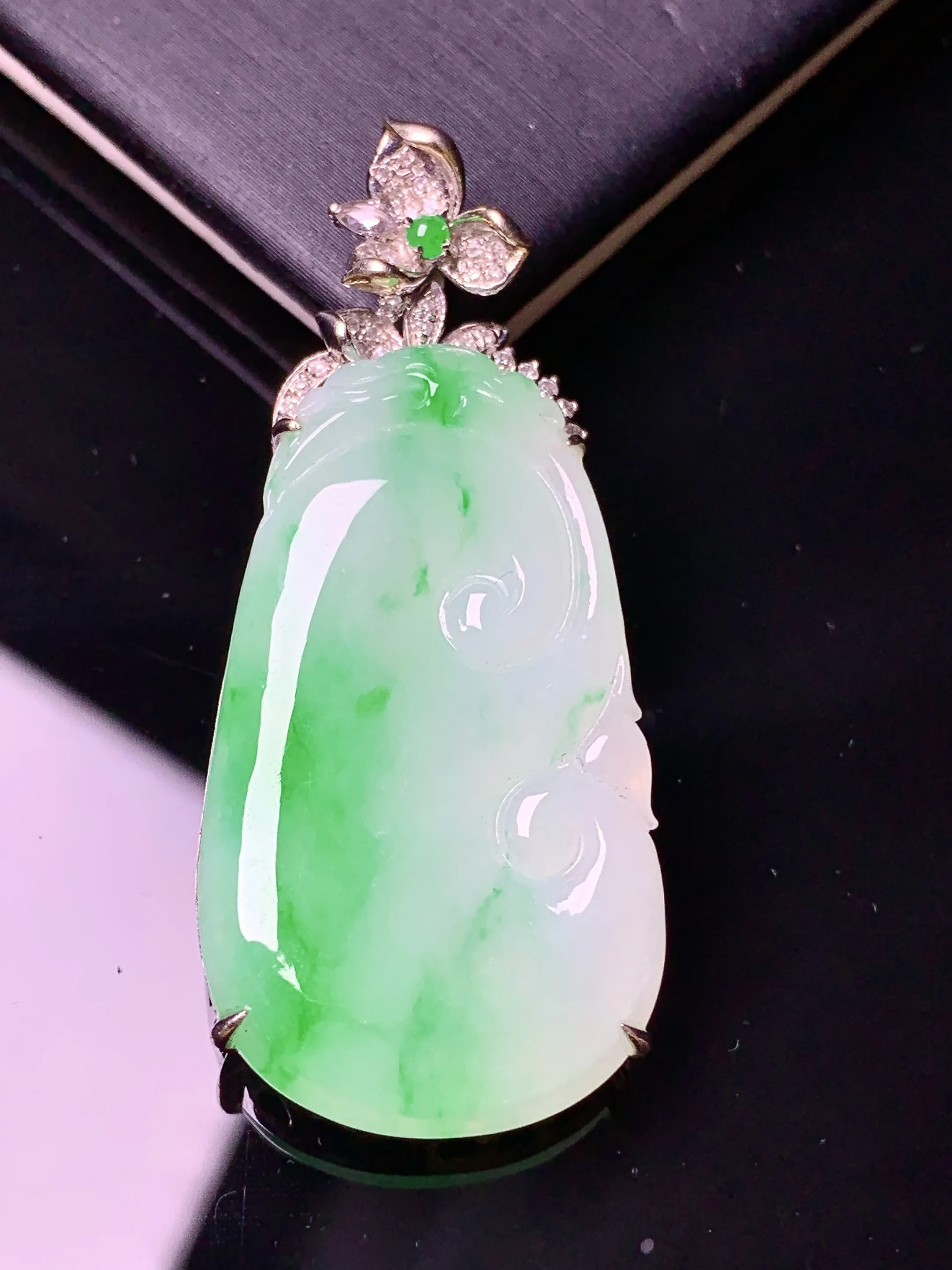 18金钻镶嵌飘绿如意吊坠 玉质细腻 色泽清新艳丽 整体尺寸44.6*19*6.2