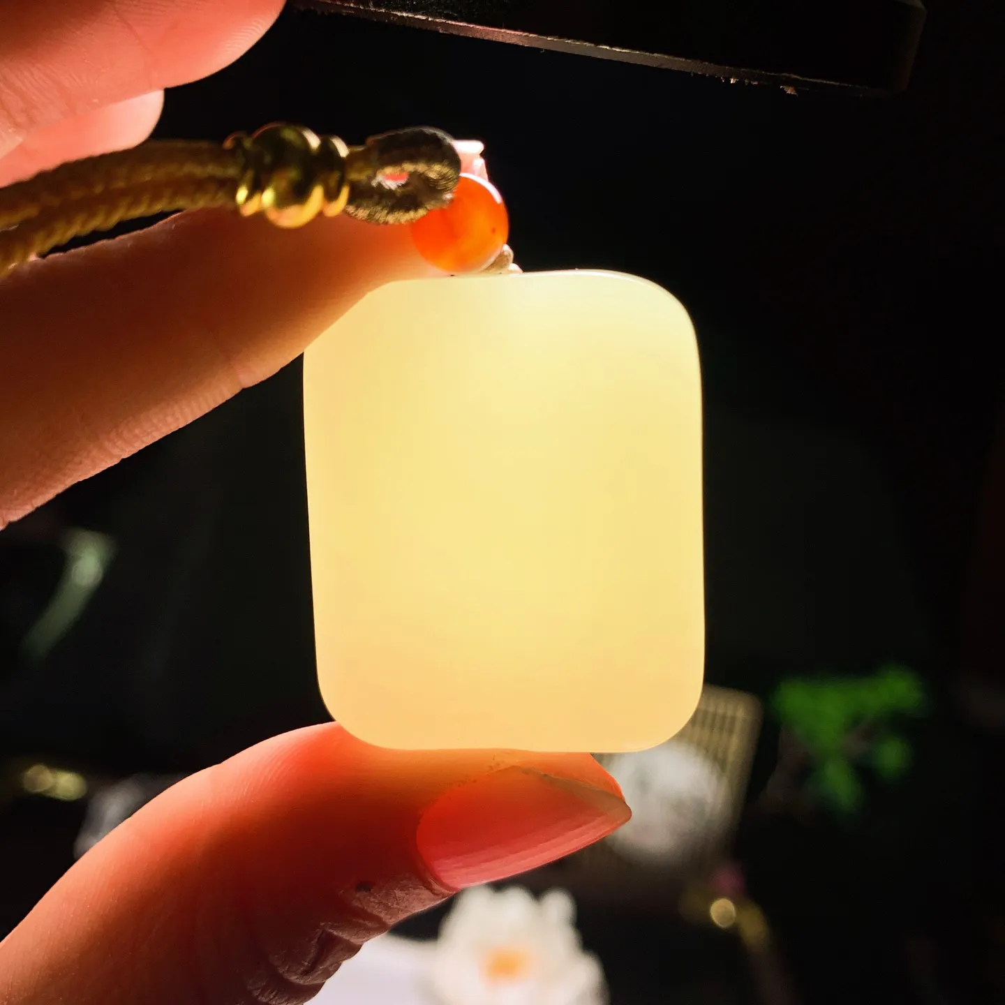 新疆和田玉若羌黄口料平安无事牌挂件。尺寸33/27/10重27.6克 无裂无杂 玉质细腻油润 底色纯净 脂粉好，品质好。lt260124