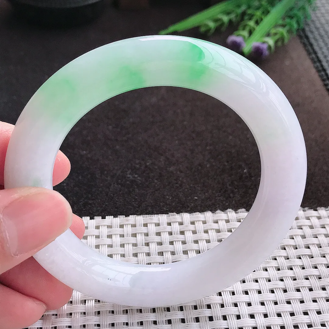 实拍A货翡翠56.5/12.2老坑精美冰润飘绿胖圆条手镯翡翠玉镯子