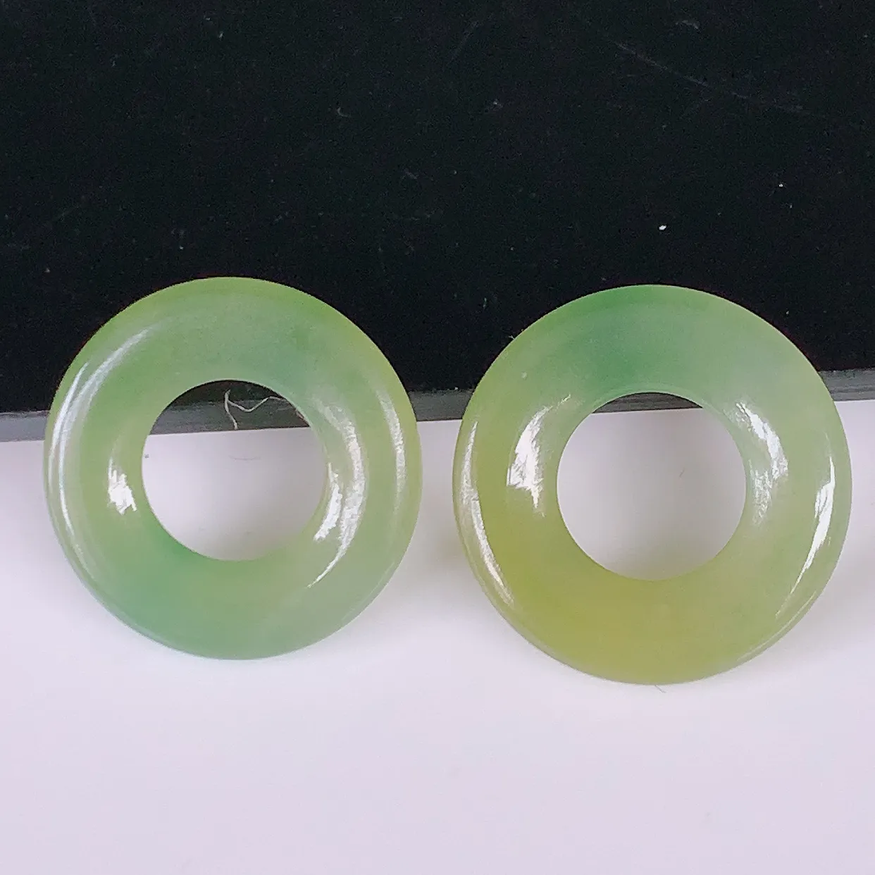 自然光实拍，冰种黄翡翡翠一对平安扣耳坠，翠色灵动，玉质细腻，颜色漂亮，品相佳，佩戴佳品！配银线 #772.3平安扣尺寸15-2.2mm