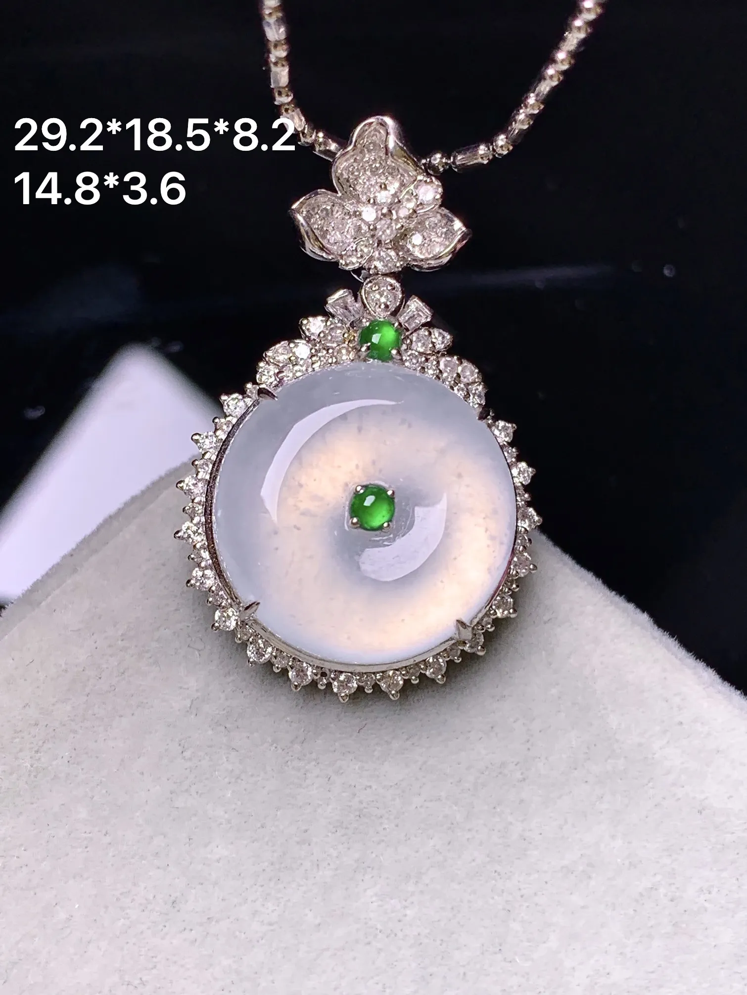 18金钻镶嵌冰种平安扣吊坠 玉质细腻 色泽清新艳丽 整体尺寸28.2*18.5*8.2