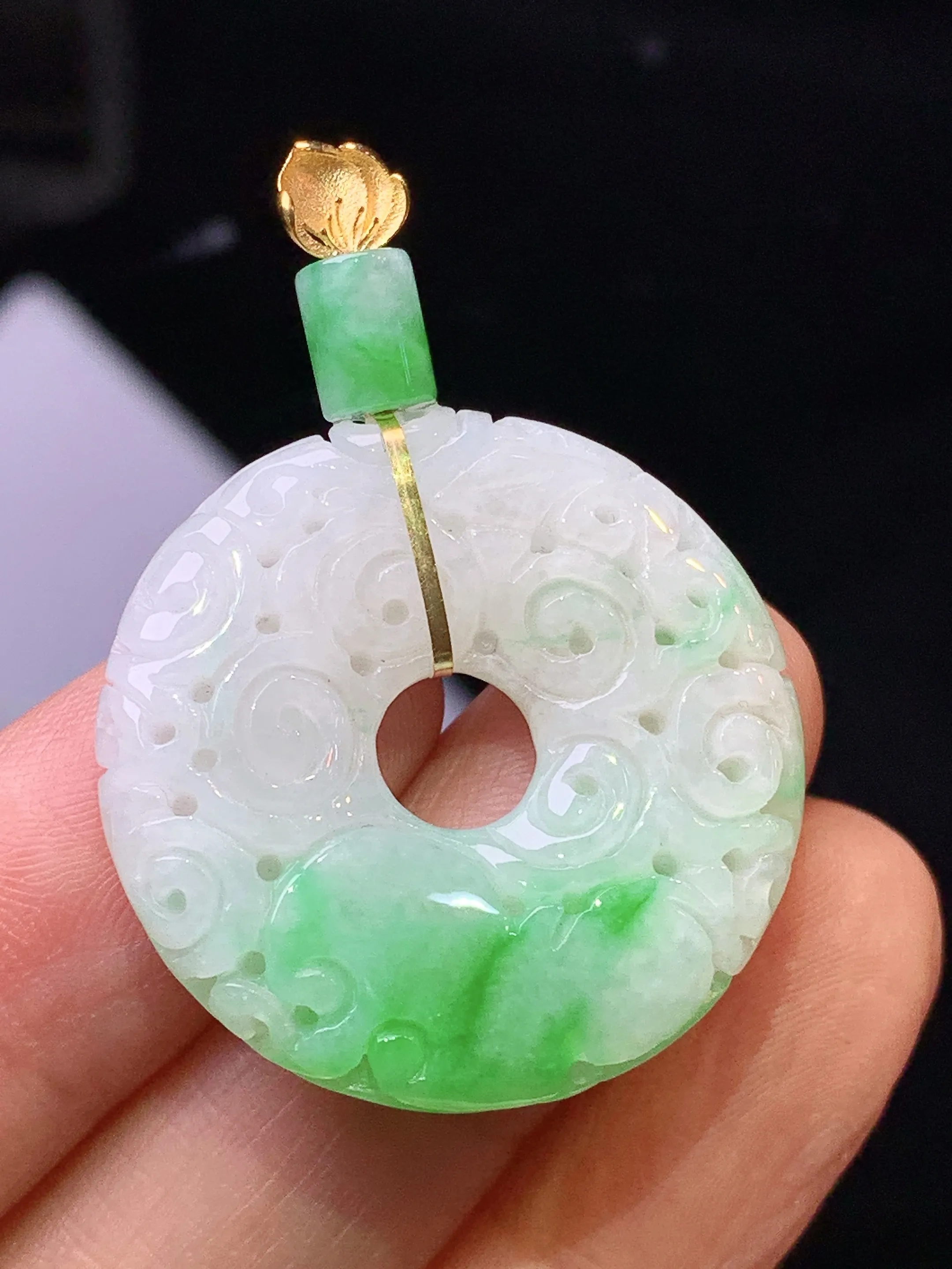 18金镶嵌飘绿仿古平安扣吊坠 玉质细腻 色泽清新艳丽 整体尺寸39.2*28*6