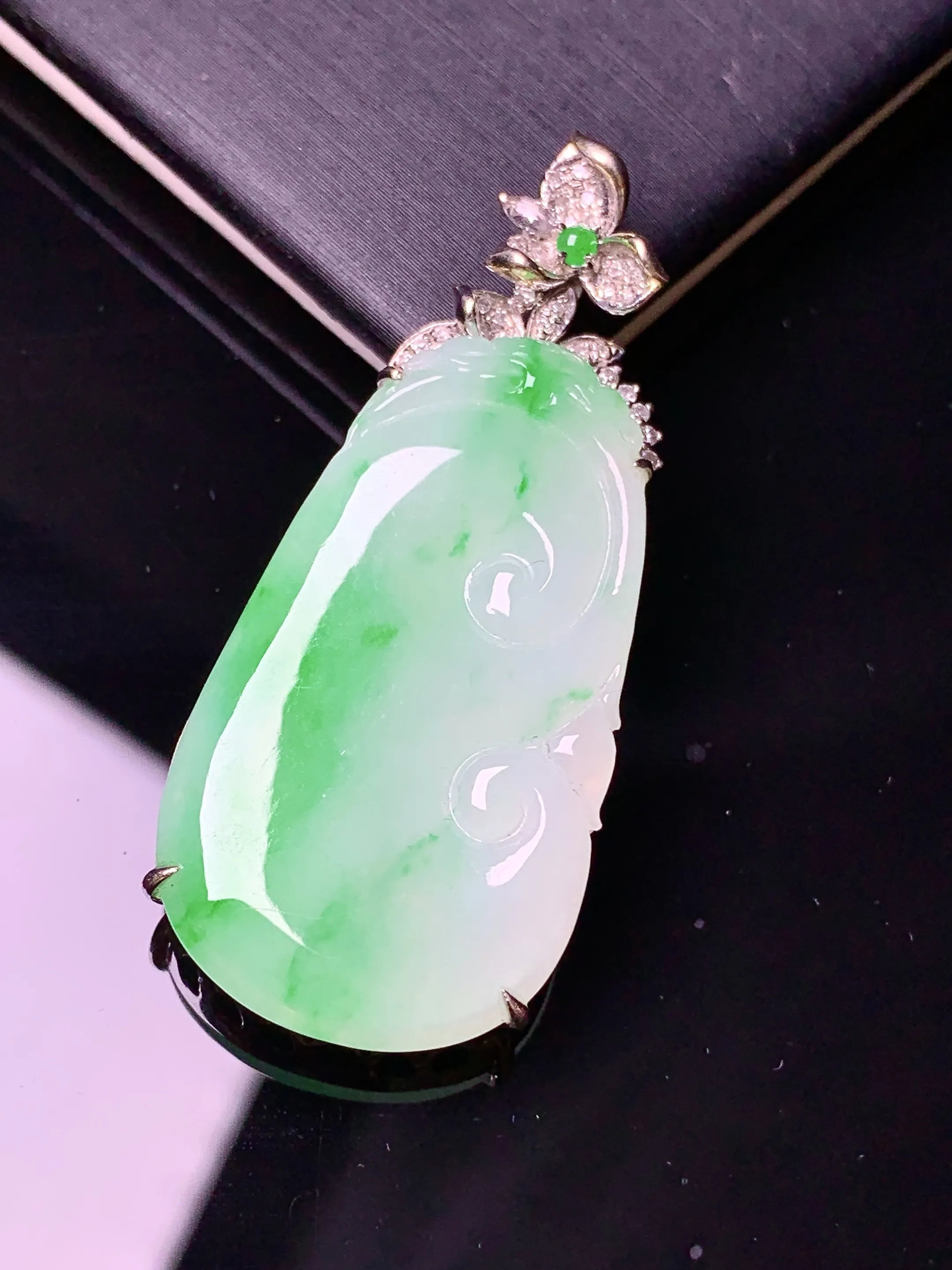 18金钻镶嵌飘绿如意吊坠 玉质细腻 色泽清新艳丽 整体尺寸44.6*19*6.2