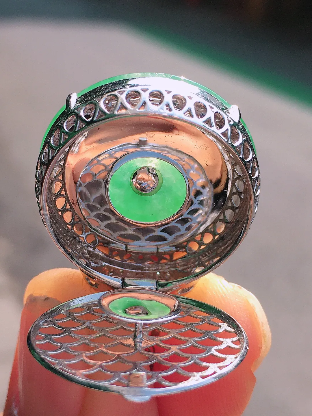 阳绿平安扣吊坠，色泽均匀艳丽，玉质细腻，荧光感超
强，饱满圆润，尽显优雅气质，18k
金豪华镶嵌