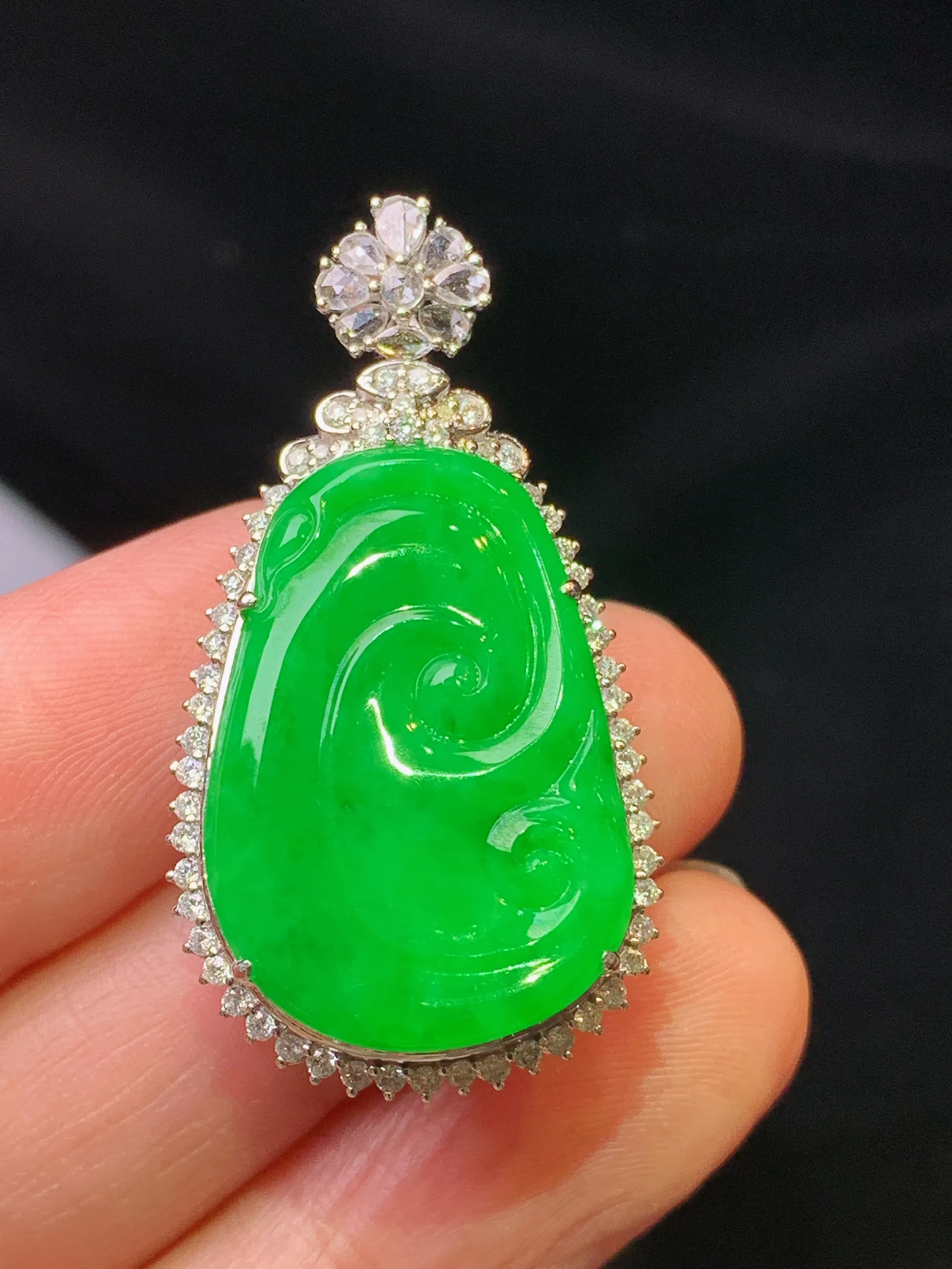 18金钻镶嵌满绿如意吊坠 玉质细腻 色泽清新艳丽 整体尺寸37.2*19.7*10