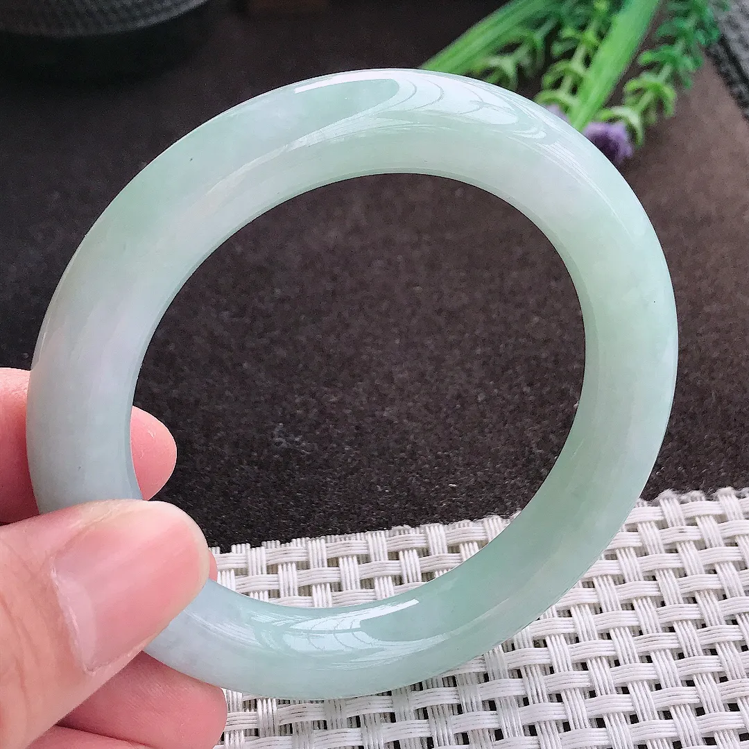 实拍A货翡翠54.8/10.9/10.6老坑秀气冰润天空蓝圆条手镯翡翠玉镯子