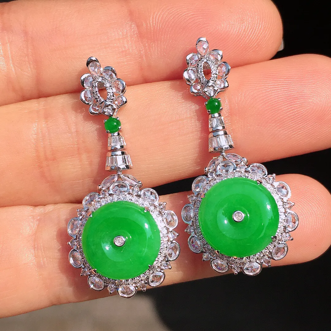 阳绿平安扣耳坠，色泽均匀艳丽，玉质细腻，荧光感超
强，饱满圆润，尽显优雅气质，18k
金豪华镶嵌