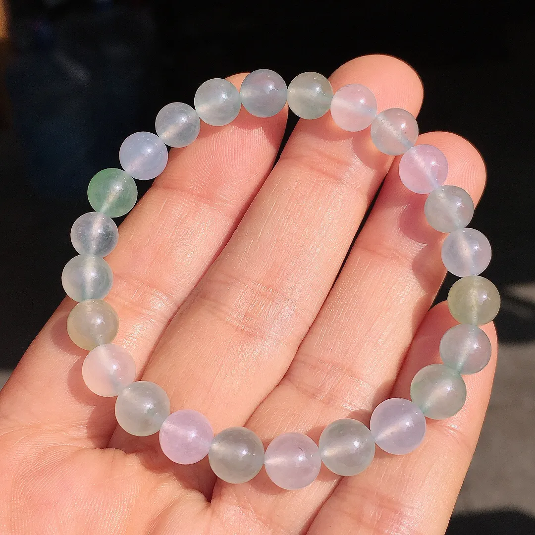 冰种珠子手串，色泽均匀艳丽，玉质细腻，荧光感超
强，饱满圆润，尽显优雅气质，