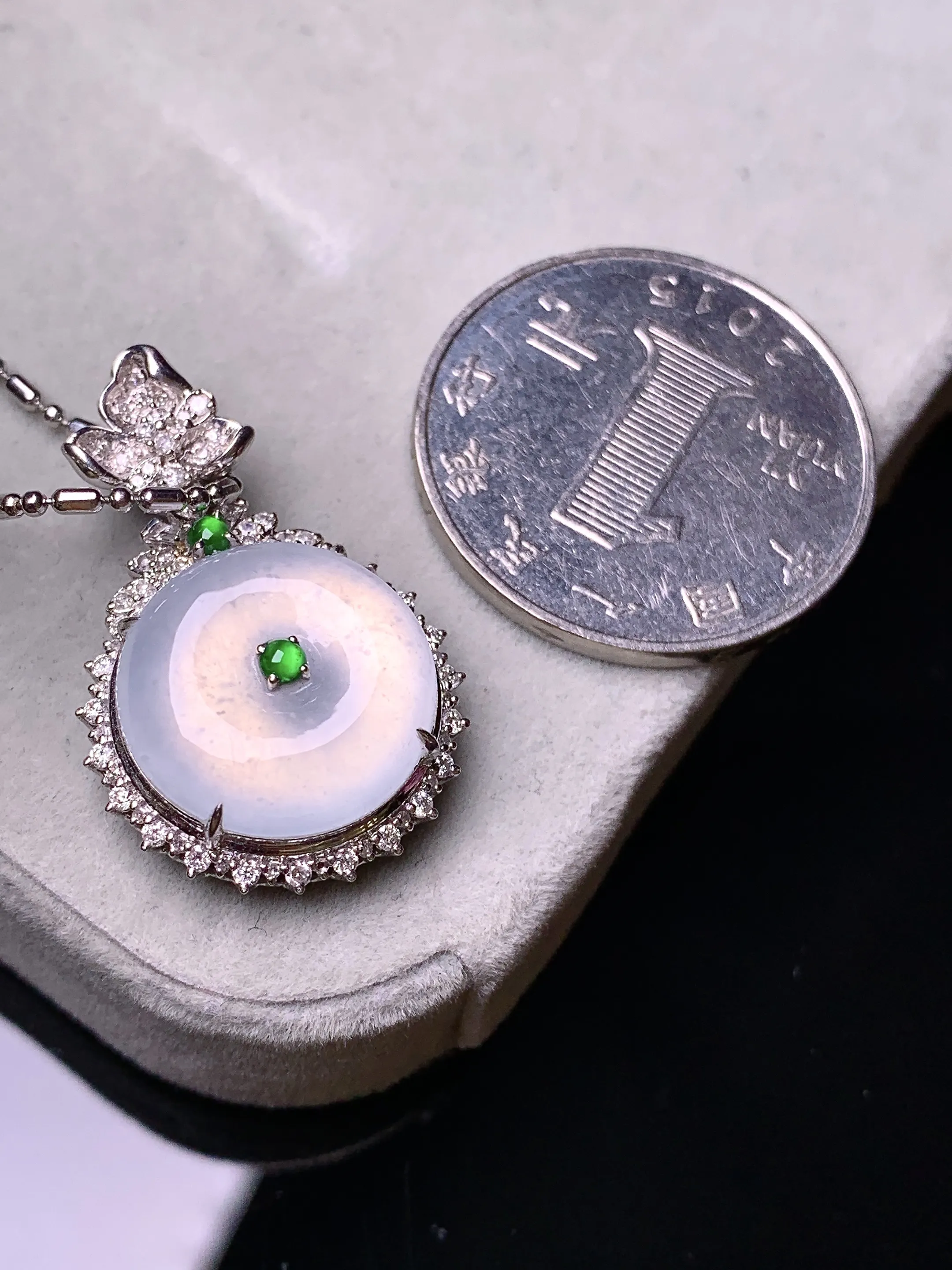 18金钻镶嵌冰种平安扣吊坠 玉质细腻 色泽清新艳丽 整体尺寸28.2*18.5*8.2