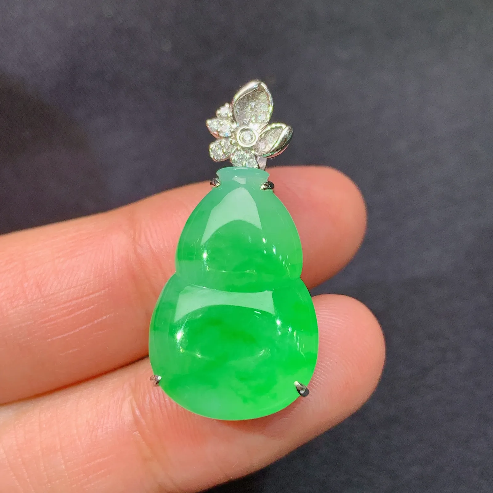 翠绿葫芦吊坠，18k金镶嵌，色泽鲜阳，冰润细腻，种水足，Lp 尺寸30.2*14.7*8.1