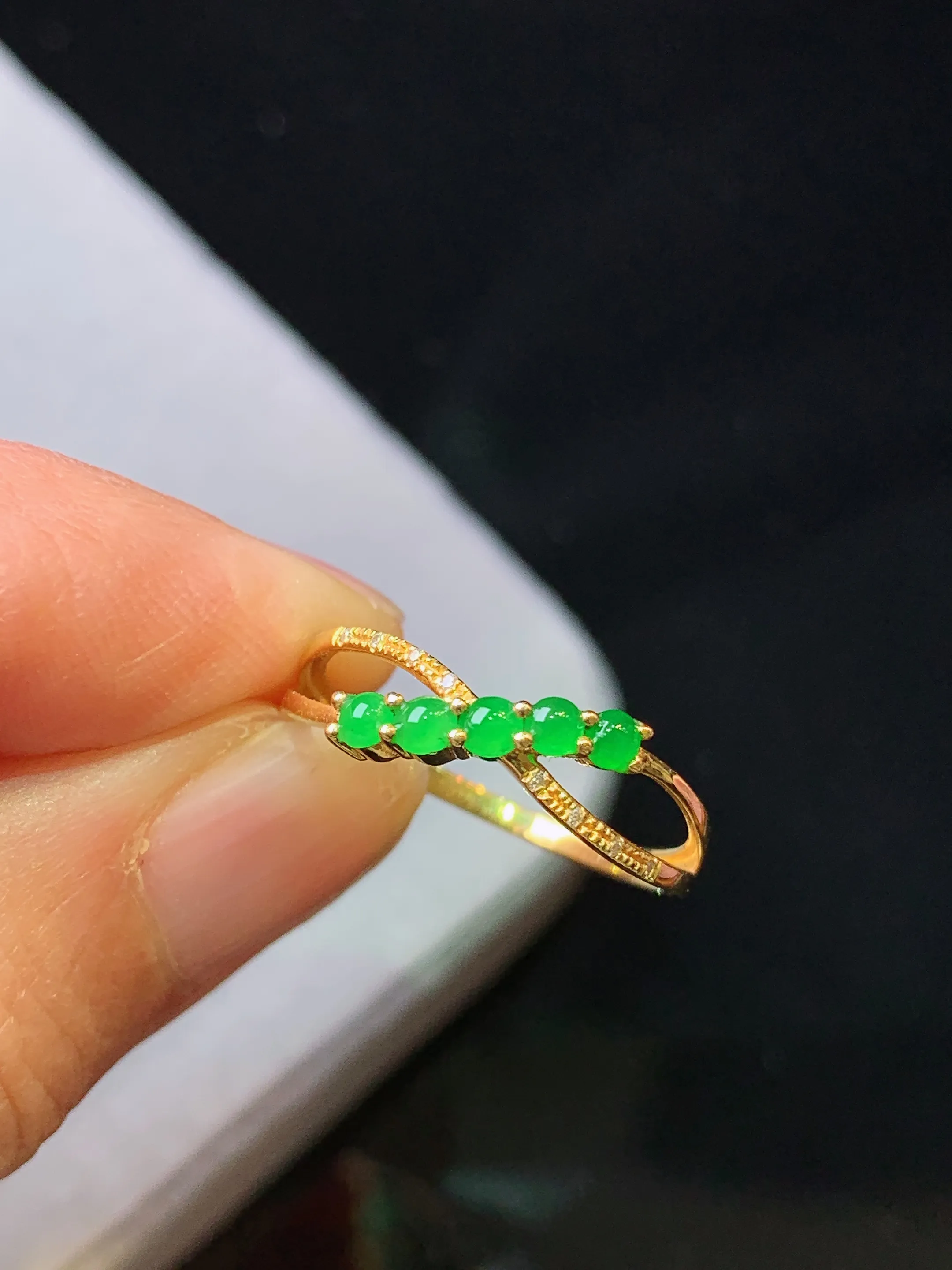 18金钻镶嵌满绿蛋面戒指吊坠 玉质细腻 色泽清新艳丽 整体尺寸2.2