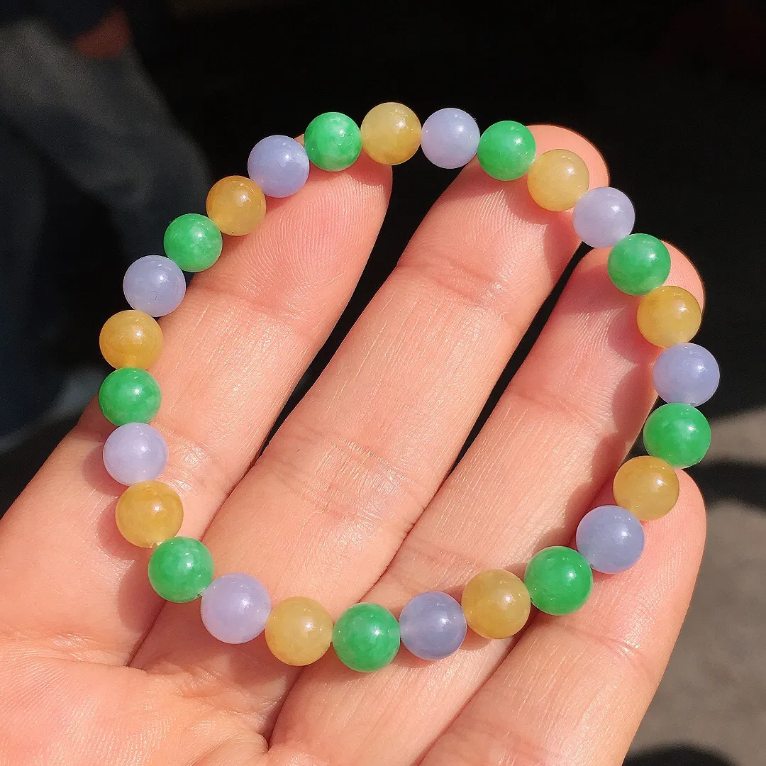 多宝手串，色泽均匀艳丽，玉质细腻，荧光感超
强，饱满圆润，尽显优雅气质，