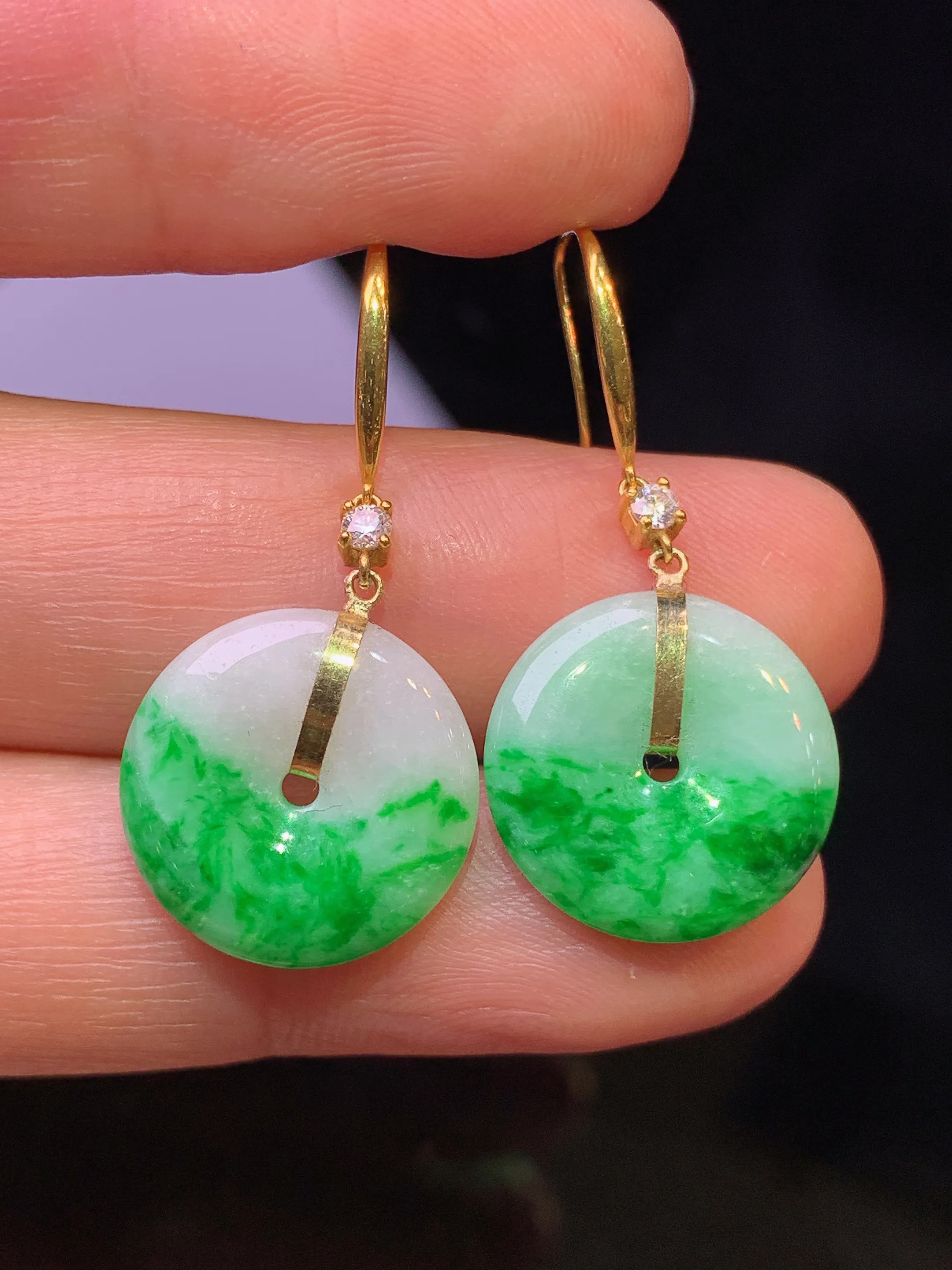 18金钻镶嵌飘绿平安扣耳坠 玉质细腻 色泽清新艳丽 整体尺寸31.2*14.6*3