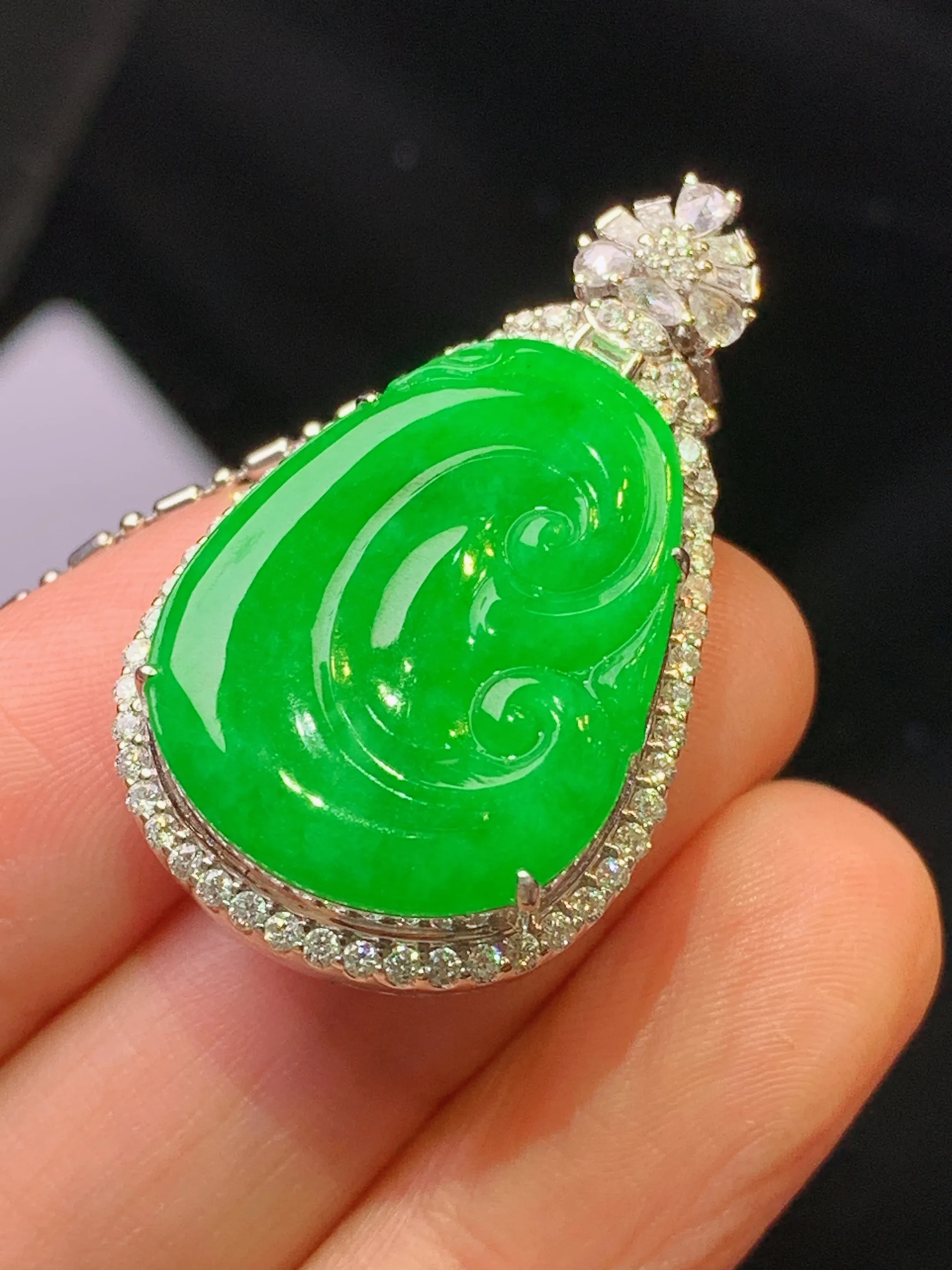 18金钻镶嵌满绿如意吊坠 玉质细腻 色泽清新艳丽 整体尺寸34.6*20.6*11.2