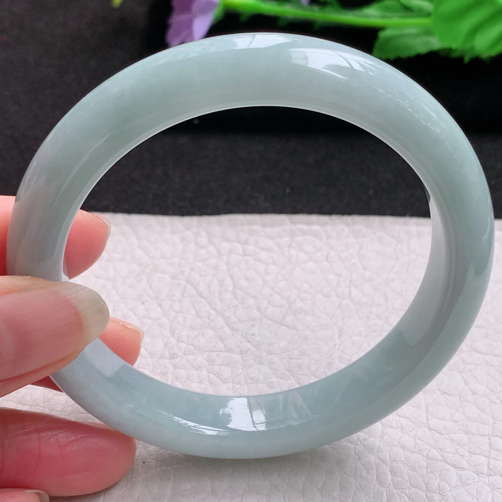 js大圈口62*12.3*9.3平安镯 缅甸翡翠a货精美浅绿宽边玉手镯 玉手环