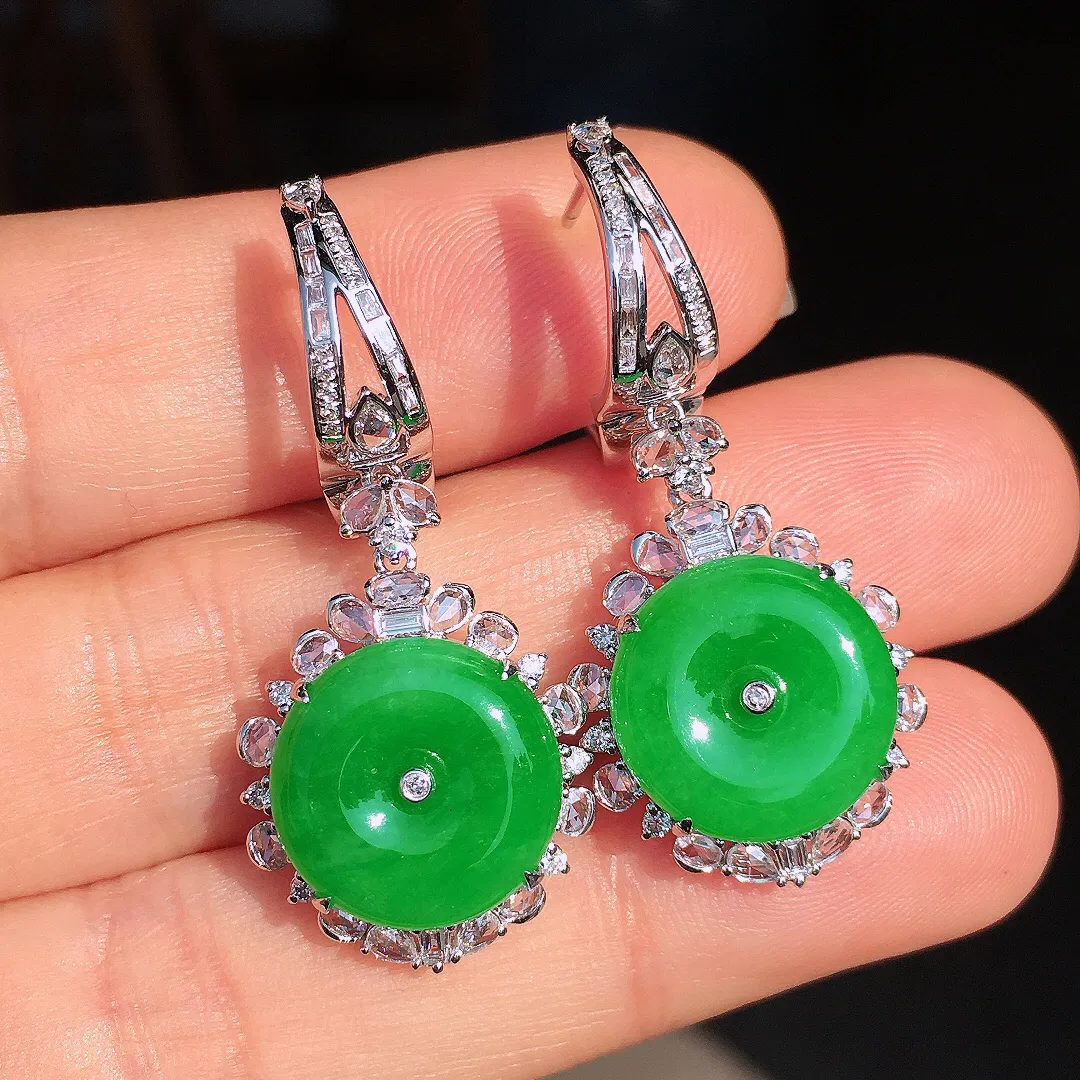 阳绿平安扣耳坠，色泽均匀艳丽，玉质细腻，荧光感超
强，饱满圆润，尽显优雅气质，18k
金豪华镶嵌