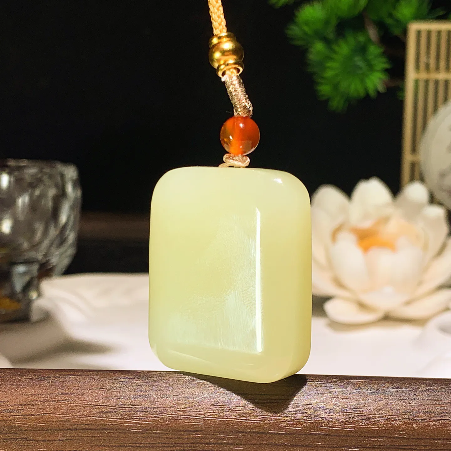 新疆和田玉若羌黄口料平安无事牌挂件。尺寸33/27/10重27.6克 无裂无杂 玉质细腻油润 底色纯净 脂粉好，品质好。lt260124