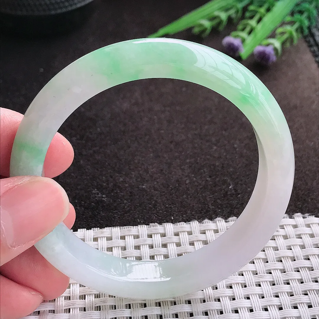 实拍A货翡翠56/11.6/8.2老坑冰润飘绿手镯宽边玉镯子