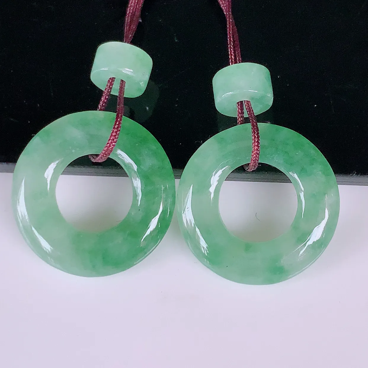 自然光实拍，冰种飘花翡翠一对平安扣耳坠，翠色灵动，玉质细腻，颜色漂亮，品相佳，佩戴佳品！配银线 #165.3平安扣尺寸14.2-2.6mm