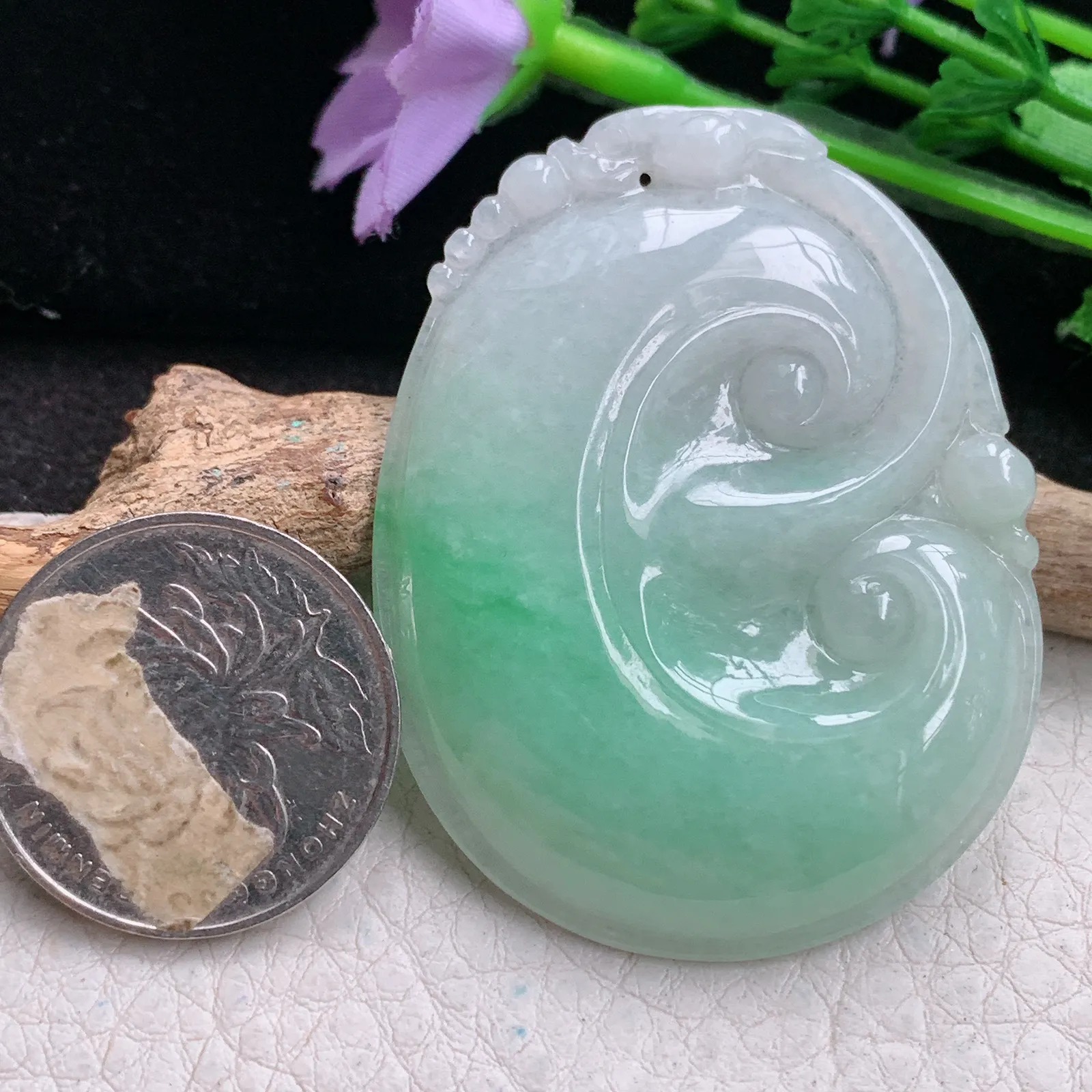 zen实拍53*41*5.6缅甸翡翠精美飘绿大如意 玉如意玉项坠 玉挂件