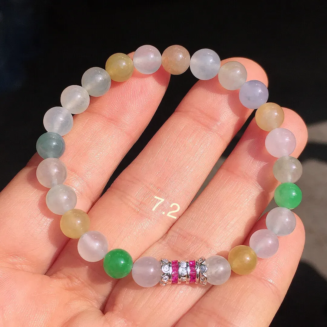 多宝手串，色泽均匀艳丽，玉质细腻，荧光感超
强，饱满圆润，尽显优雅气质，