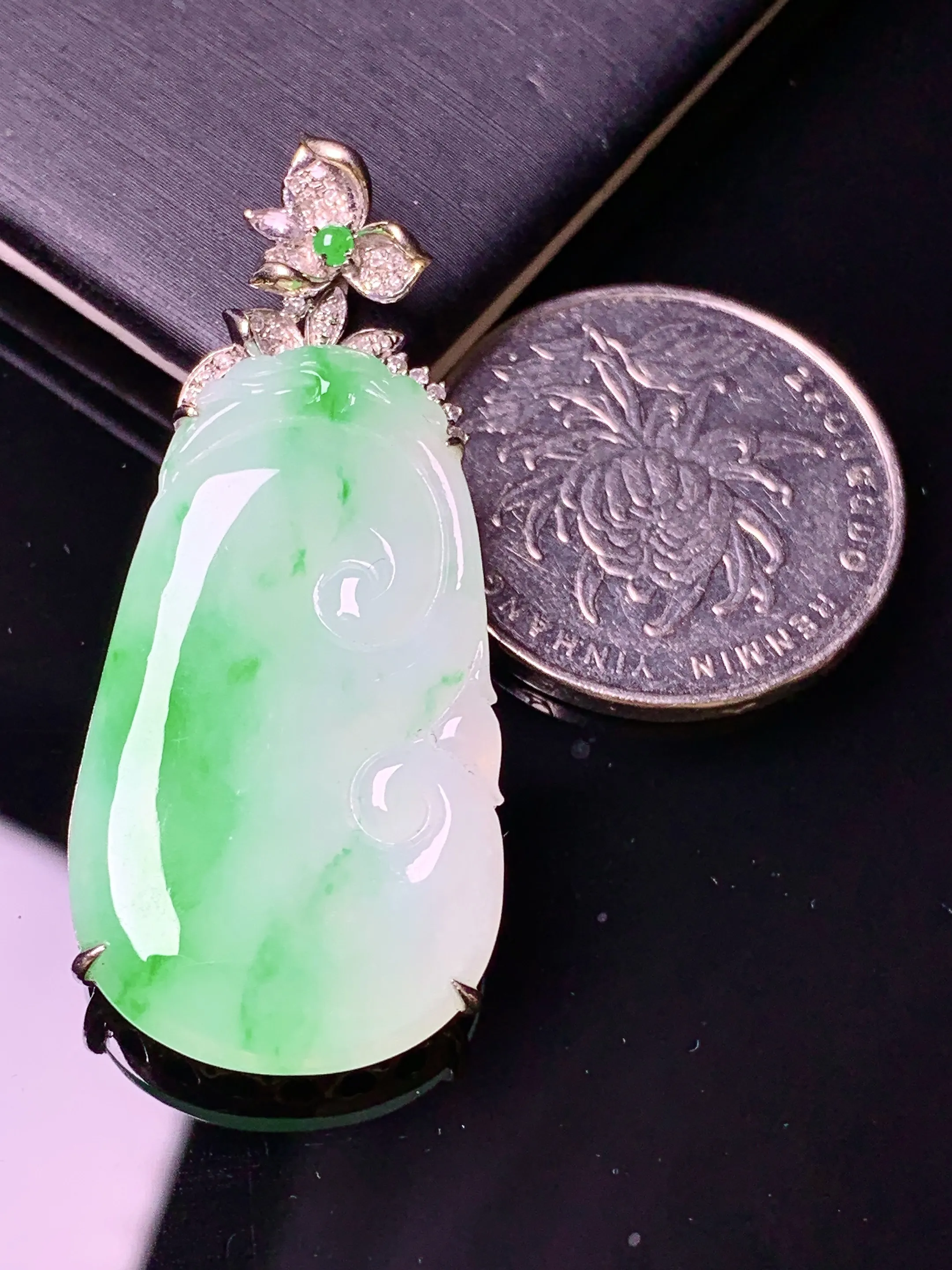 18金钻镶嵌飘绿如意吊坠 玉质细腻 色泽清新艳丽 整体尺寸44.6*19*6.2