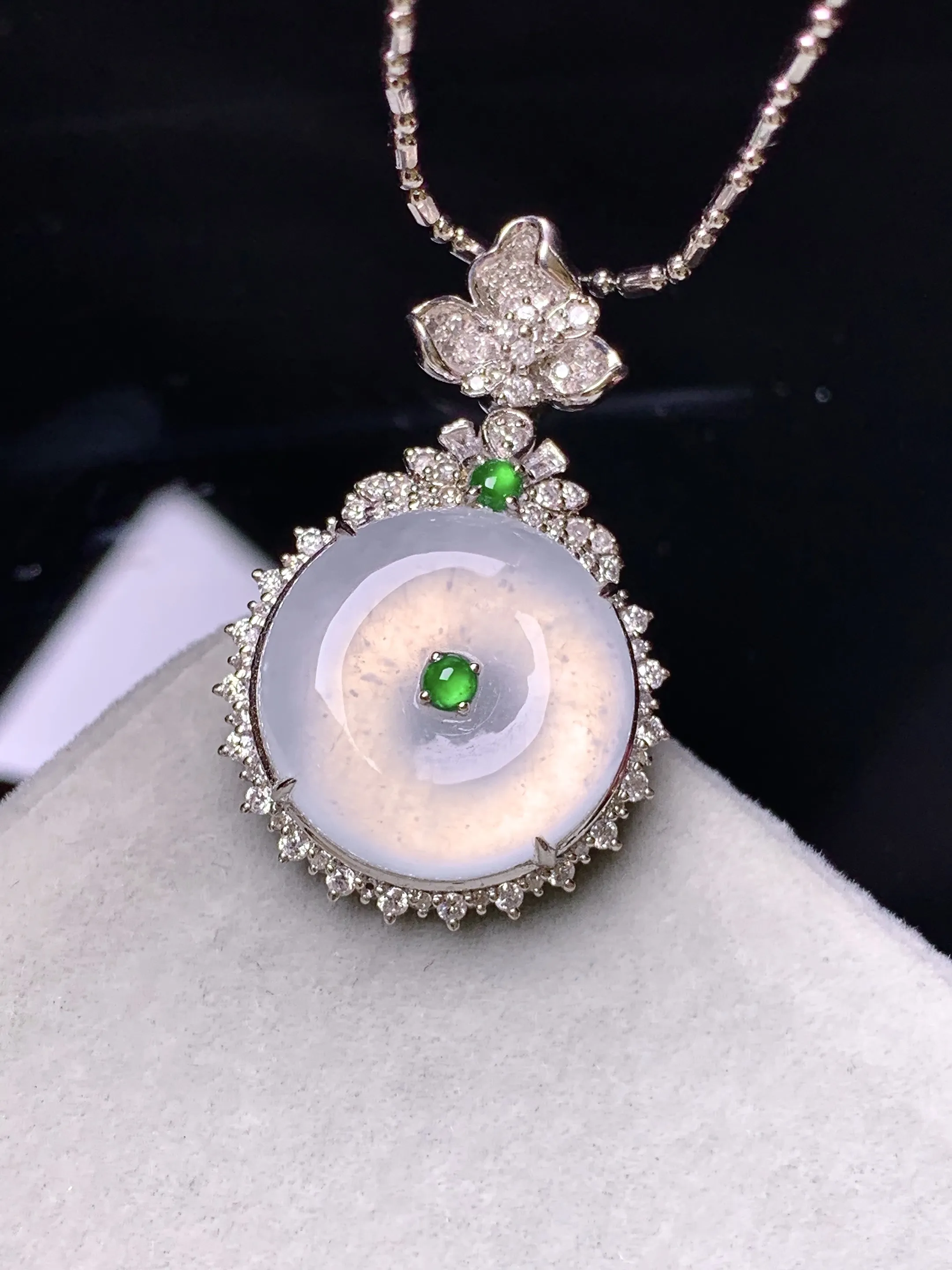 18金钻镶嵌冰种平安扣吊坠 玉质细腻 色泽清新艳丽 整体尺寸28.2*18.5*8.2