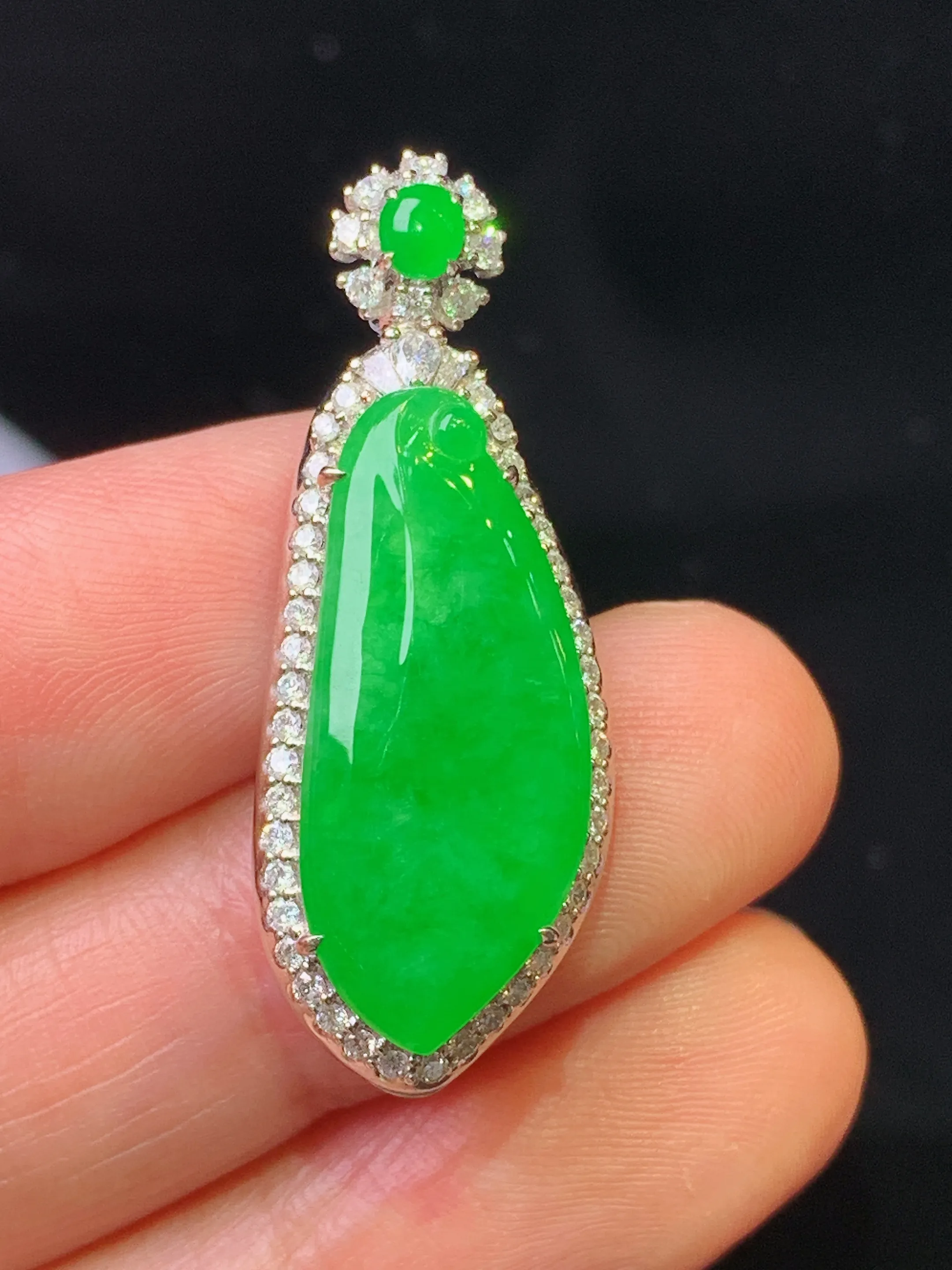 18金钻镶嵌满绿福瓜吊坠 玉质细腻 色泽清新艳丽 整体尺寸34*13*8.8