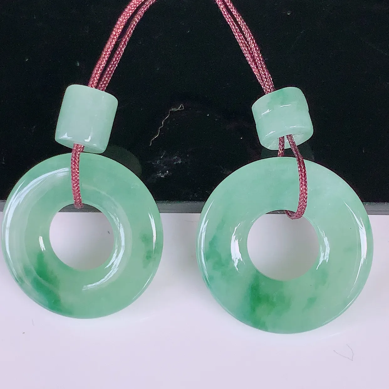 自然光实拍，冰种飘花翡翠一对平安扣耳坠，翠色灵动，玉质细腻，颜色漂亮，品相佳，佩戴佳品！配银线 #161.3平安扣尺寸15-2.5mm