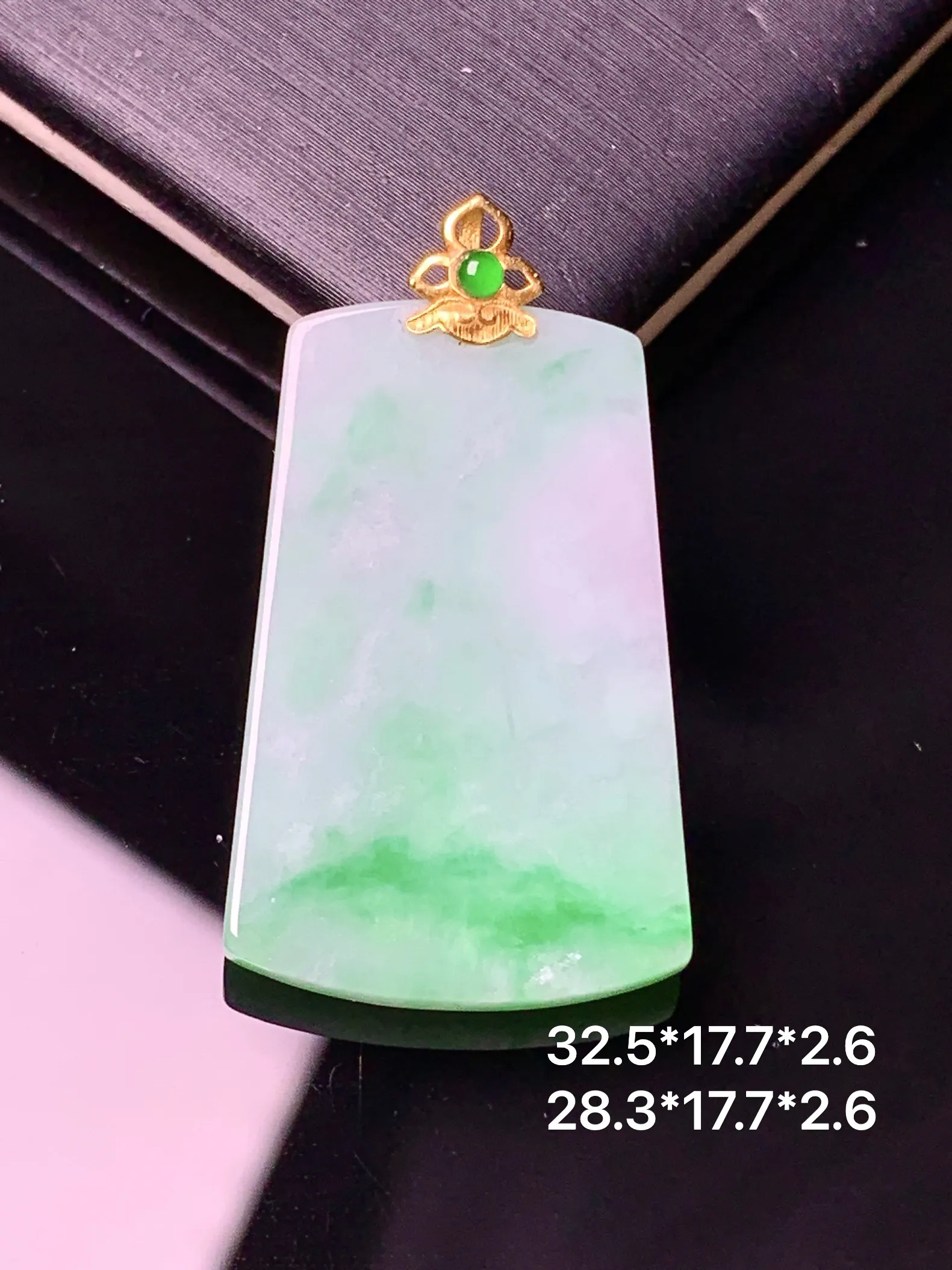 18金镶嵌飘绿无事牌吊坠 玉质细腻 色泽清新艳丽 整体尺寸32.5*17.7*2.6