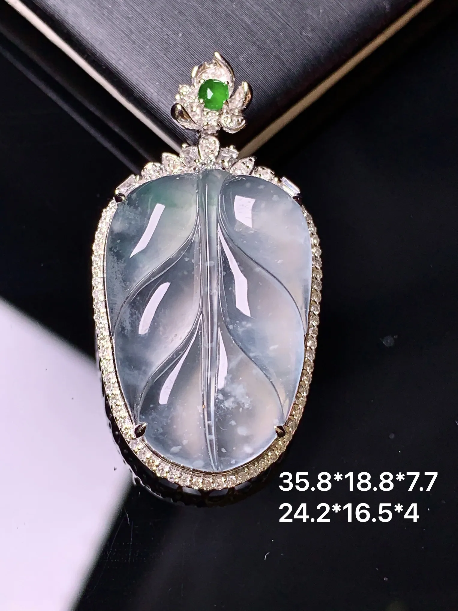 18金钻镶嵌冰种树叶吊坠 玉质细腻 色泽清新艳丽 整体尺寸35.8*18.8*7