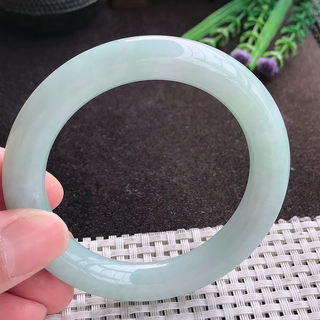 实拍A货翡翠54.8/10.9/10.6老坑秀气冰润天空蓝圆条手镯翡翠玉镯子