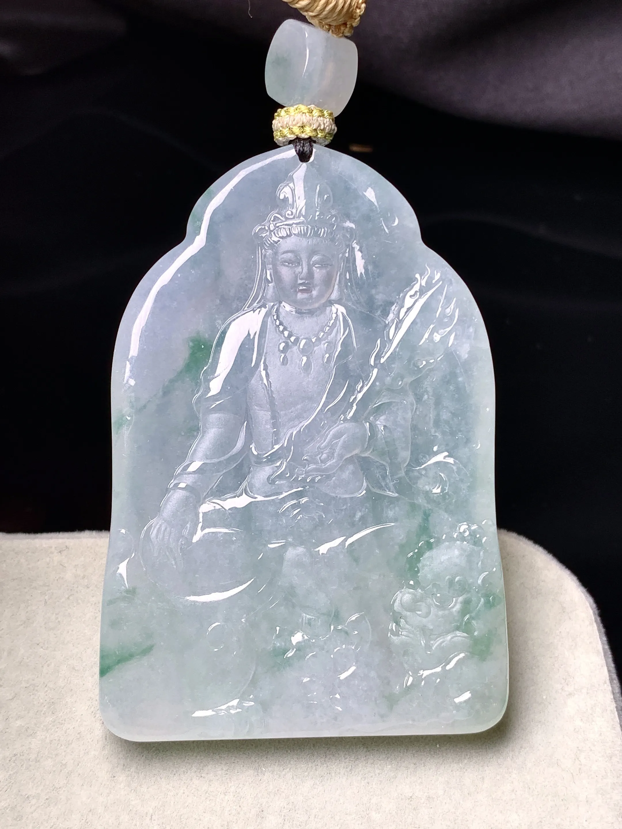 飘绿文殊观音菩萨吊坠 玉质细腻 色泽清新艳丽 整体尺寸58.2*41*6.7