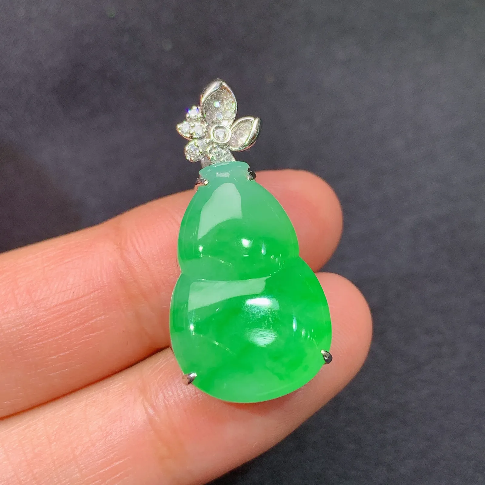 翠绿葫芦吊坠，18k金镶嵌，色泽鲜阳，冰润细腻，种水足，Lp 尺寸30.2*14.7*8.1