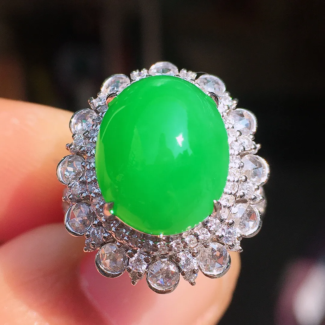 阳绿蛋面戒指，色泽均匀艳丽，玉质细腻，荧光感超
强，饱满圆润，尽显优雅气质，18k
金豪华镶嵌