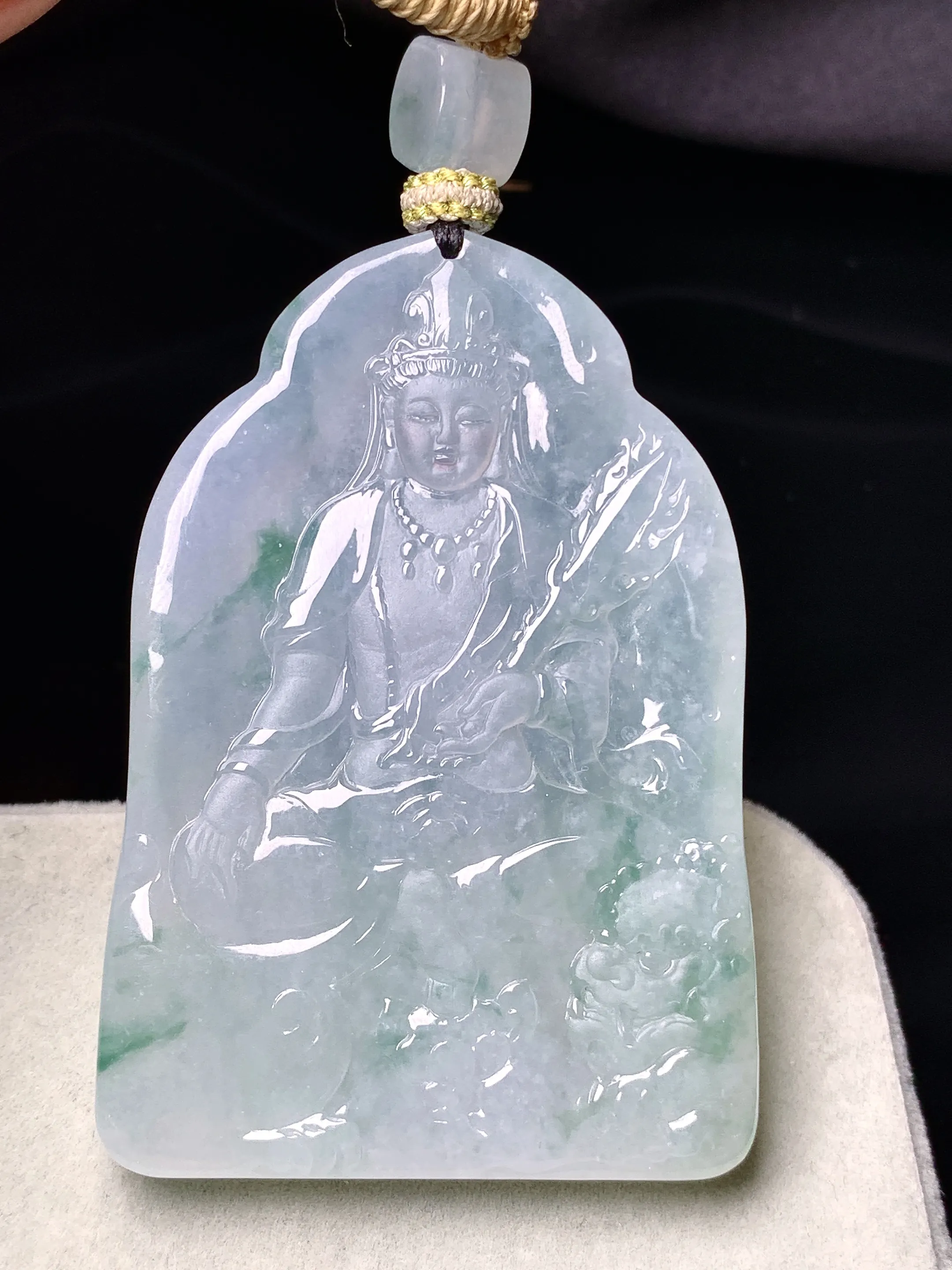 飘绿文殊观音菩萨吊坠 玉质细腻 色泽清新艳丽 整体尺寸58.2*41*6.7