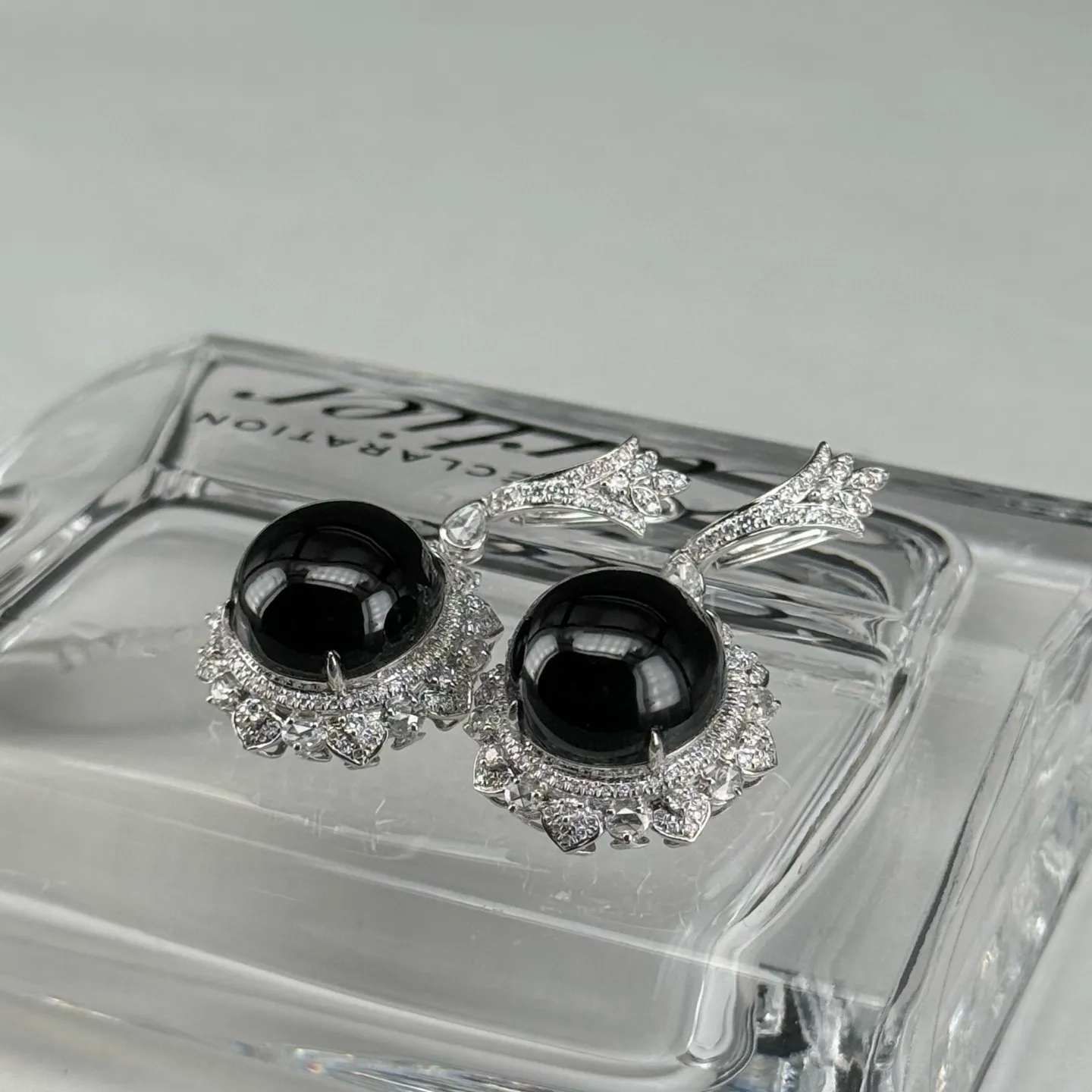 精品18k墨翠蛋面耳坠 种好色正 黑度极好打灯通透 油性十足 尺寸13.3