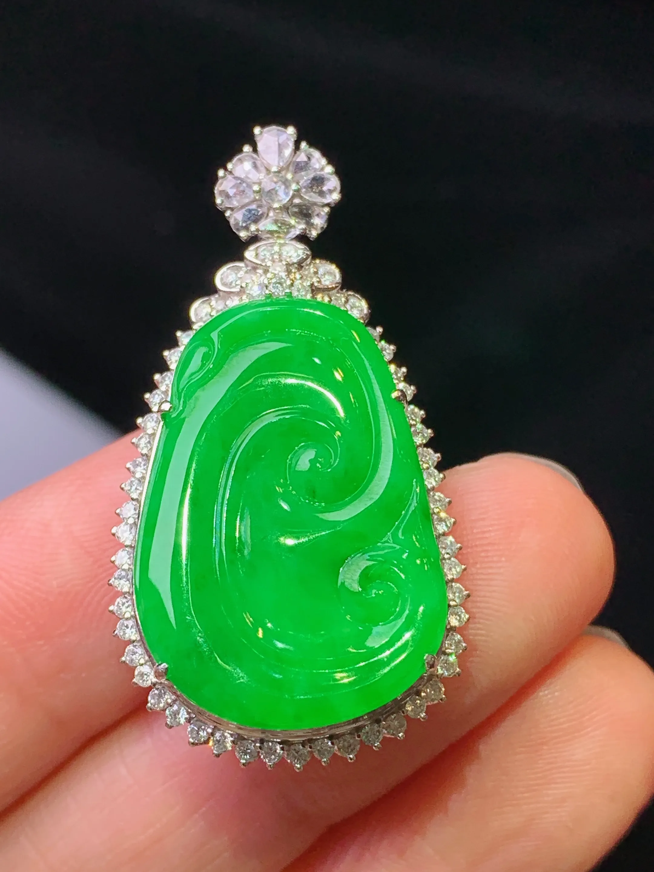 18金钻镶嵌满绿如意吊坠 玉质细腻 色泽清新艳丽 整体尺寸37.2*19.7*10